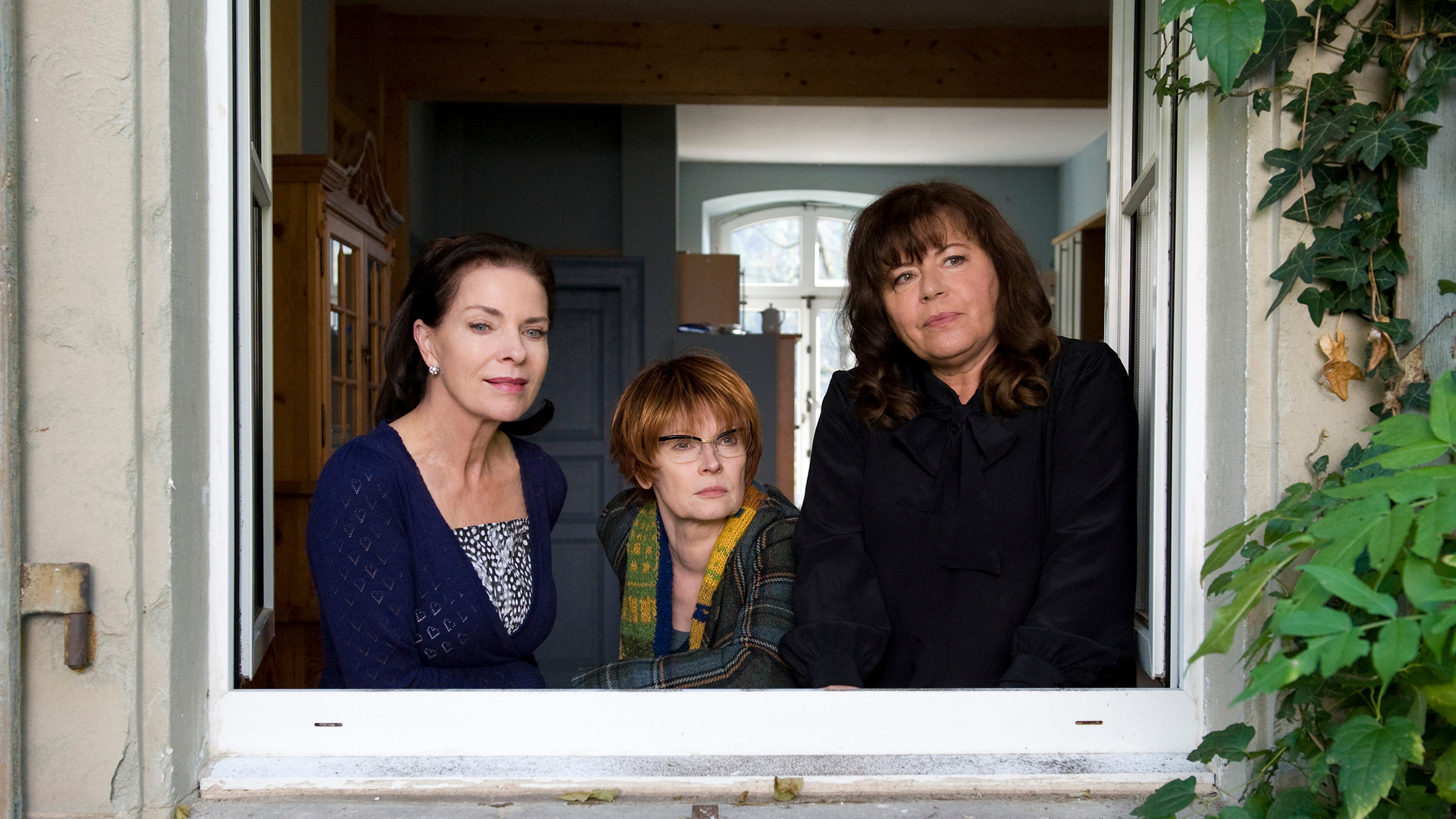 "Endstation Glück": Helene (Gundi Ellert, rechts) ist seit der Schulzeit mit Rosina (Gudrun Landgrebe) und Luise (Barbara de Koy) befreundet. Jetzt sind alle drei in einer Umbruchsituation und beschließen, wenigstens vorübergehend zusammenzuziehen.