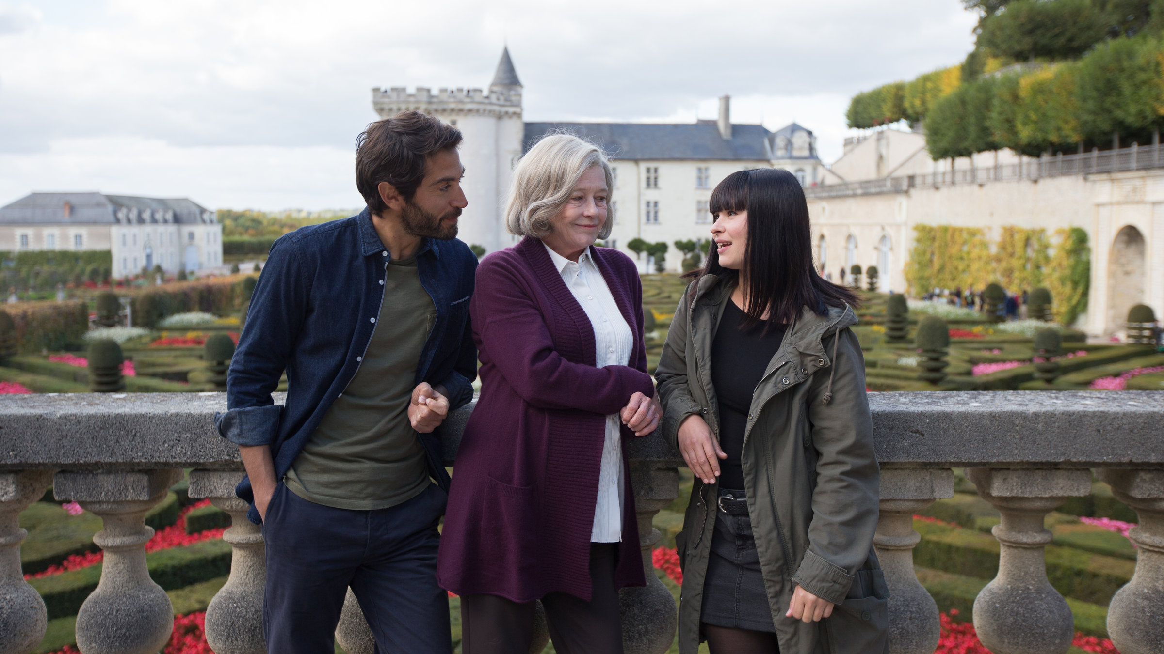 "Fluss des Lebens - Geliebte Loire": Pierre (Mathieu Delarive), Johanna (Lisa Kreuzer) und Romy (Anna Fischer) stehen mit dem Rücken zu Schloss Villandry vor einem Geländer und unterhalten sich.