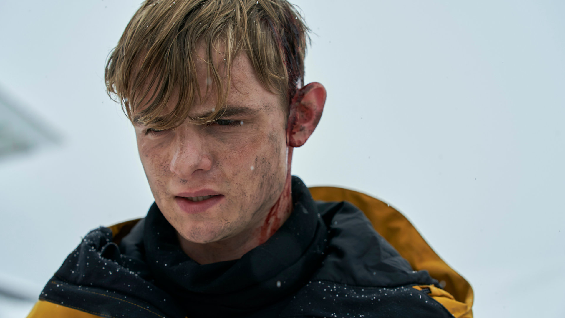 "Alex Rider - Doppelgänger": Alex Rider (Otto Farrant) blickt resigniert nach unten. An seinem linken Ohr ist Blut zu sehen.