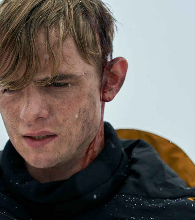 "Alex Rider - Doppelgänger": Alex Rider (Otto Farrant) blickt resigniert nach unten. An seinem linken Ohr ist Blut zu sehen.