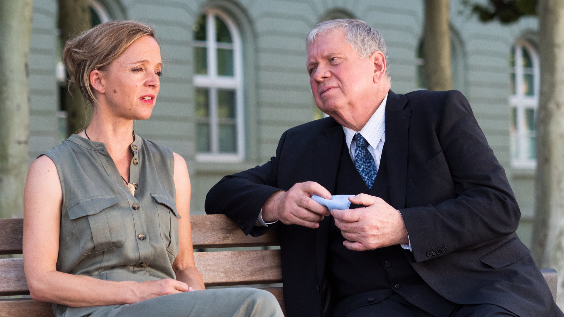 "Der Staatsanwalt - Todgeweiht": Bernd Reuther (Rainer Hunold) sitzt mit Sabine Stockdorf (Johanna Kante) auf einer Parkbank.