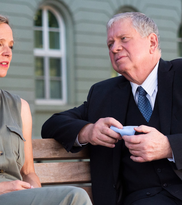 "Der Staatsanwalt - Todgeweiht": Bernd Reuther (Rainer Hunold) sitzt mit Sabine Stockdorf (Johanna Kante) auf einer Parkbank.