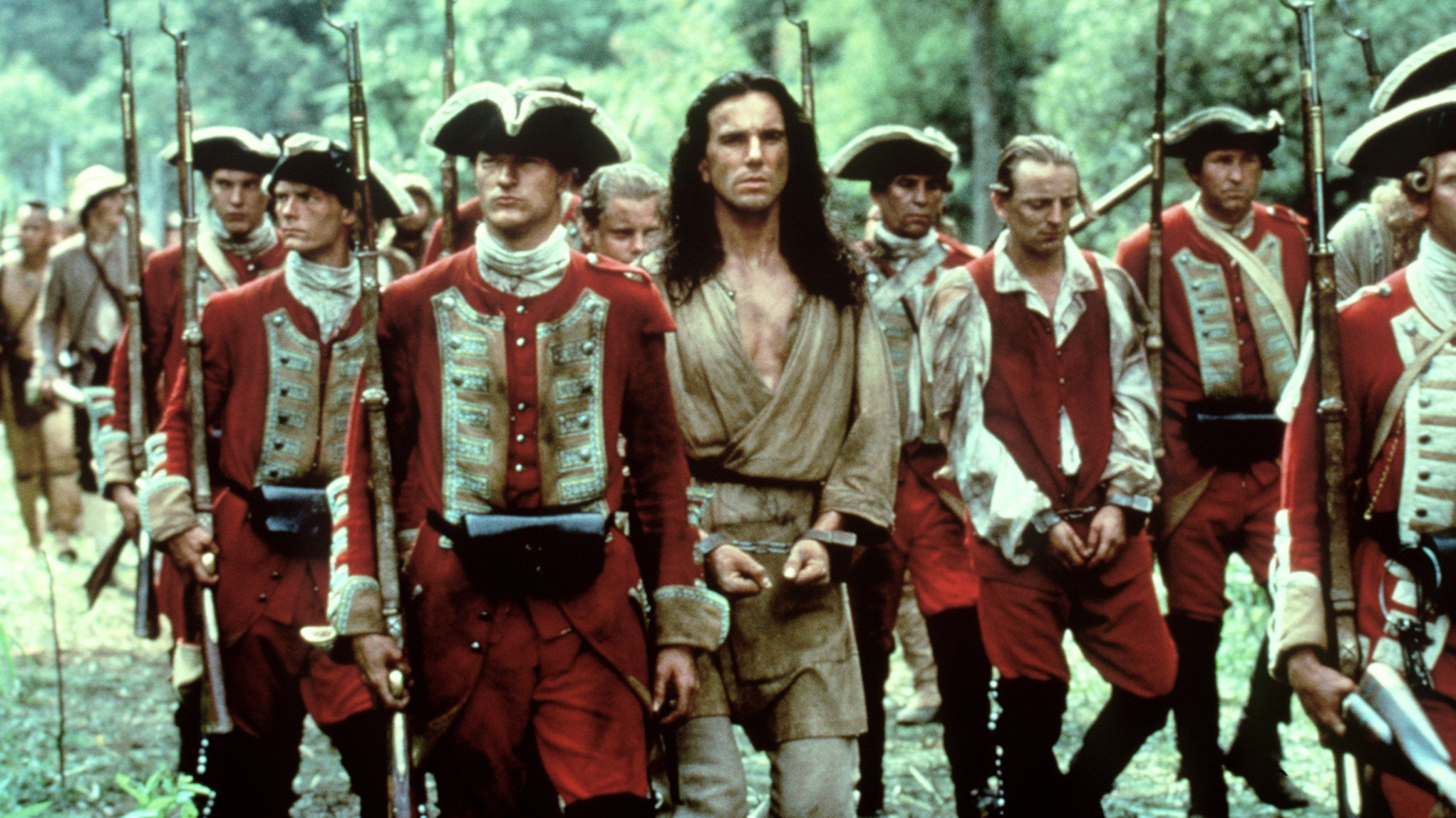 Der weiße Adoptivsohn eines Mohikanerhäuptlings (Daniel Day-Lewis, Mi.) will sich der militärischen Disziplin der Briten nicht unterwerfen und wird gefangen genommen.