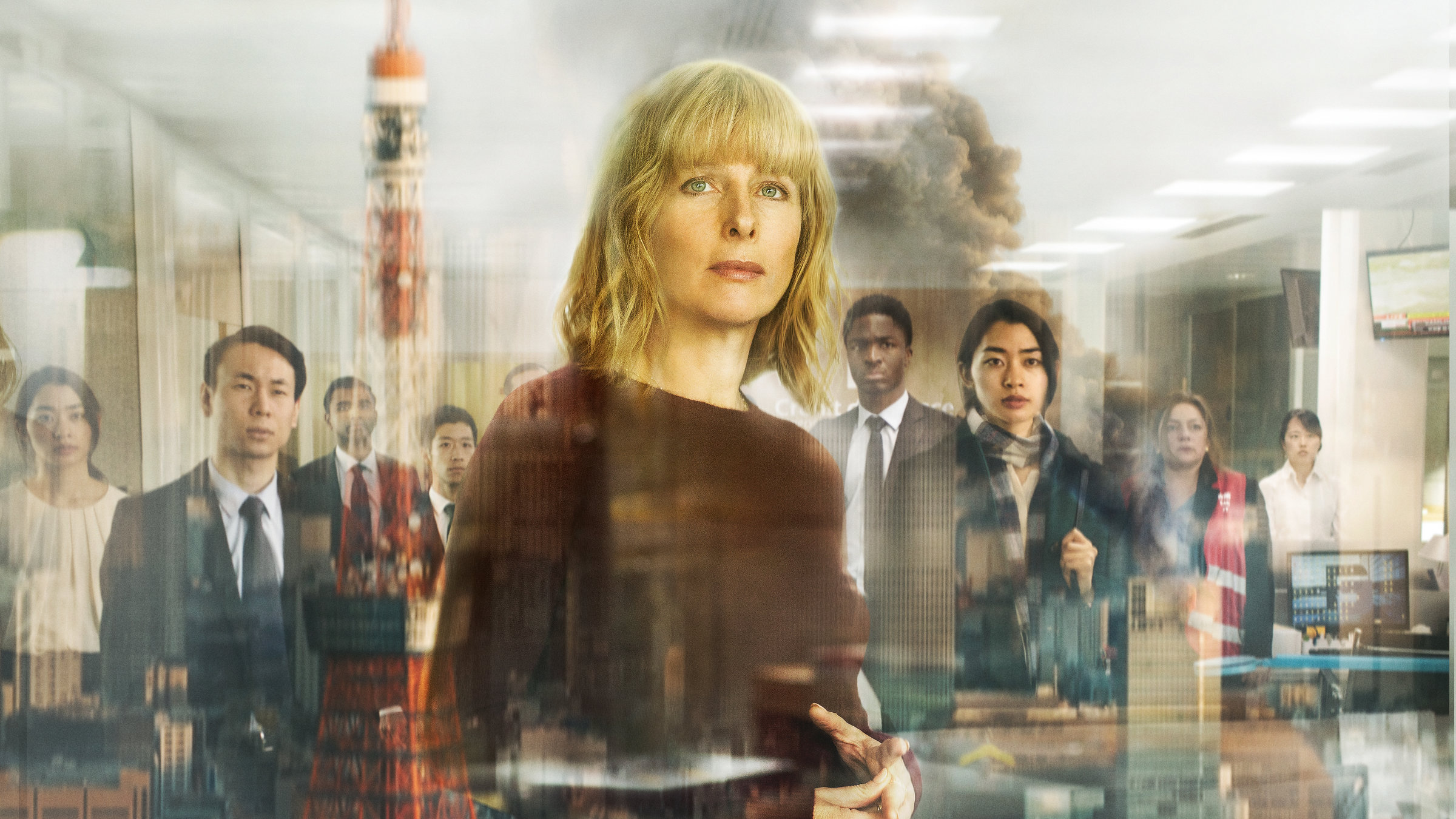 "Tokio bebt": Alexandra (Karin Viard) und ihren Mitarbeitern Amani (Stéphane Bak) und Kimiko (Yumi Narita) stehen in einem Hochhaus am Fenster und schauen verängstigt nach draußen.