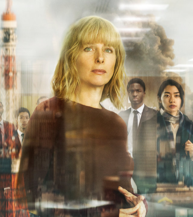 "Tokio bebt": Alexandra (Karin Viard) und ihren Mitarbeitern Amani (Stéphane Bak) und Kimiko (Yumi Narita) stehen in einem Hochhaus am Fenster und schauen verängstigt nach draußen.