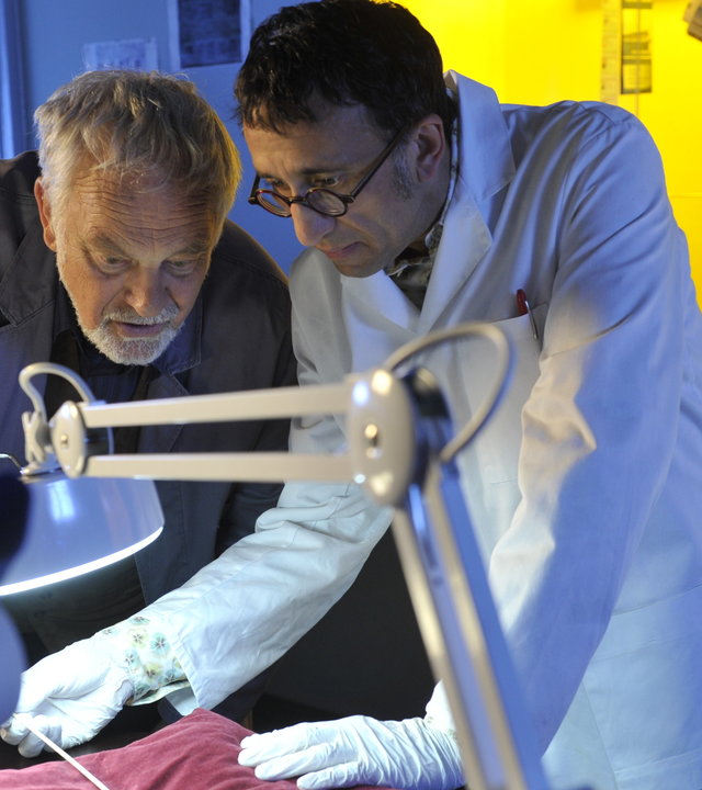 "SOKO Stuttgart - Wir haben Ludmilla": Friedemann Sonntag (Christian Pätzold) und Jan Arnaud (Mike Zaka Sommerfeldt) stehen im Labor und untersuchen eine alte Waffe.