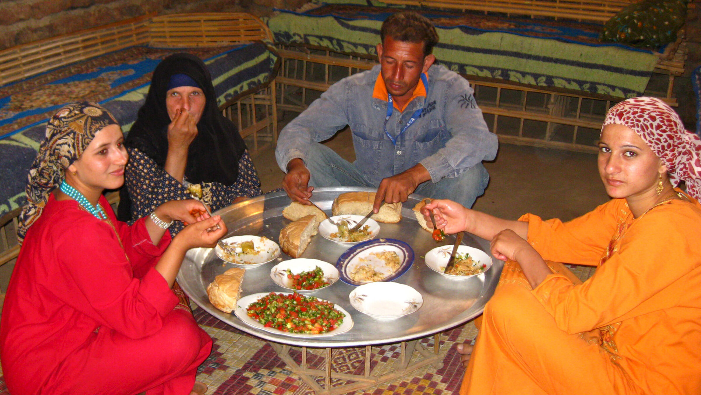 "Zu Tisch ... in Ägypten": Schwiegertochter Naima, Mutter Naima, Sohn Muhammad Hashim und Tochter Iman beim Essen