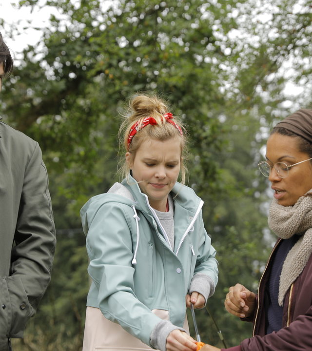 “Andere Eltern - Episode 6“: Paula (Maike Jüttendonk) und Yaa (Rebecca Lina) bauen ein Zelt auf, während sich Jannos (Jasin Challah) mit ihnen unterhält.