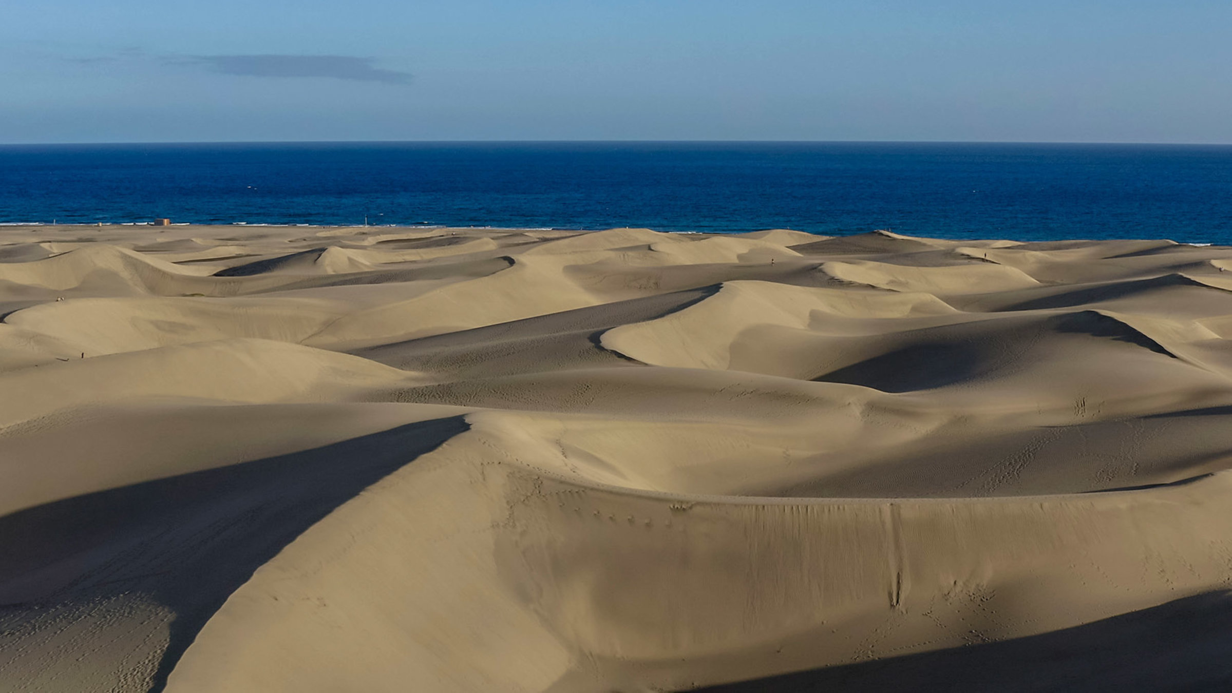 "Aus dem Feuer geboren: Die Kanaren - Gran Canaria und Fuerteventura": Die Dünenlandschaft Maspalomas erstreckt sich bis zum Meer.