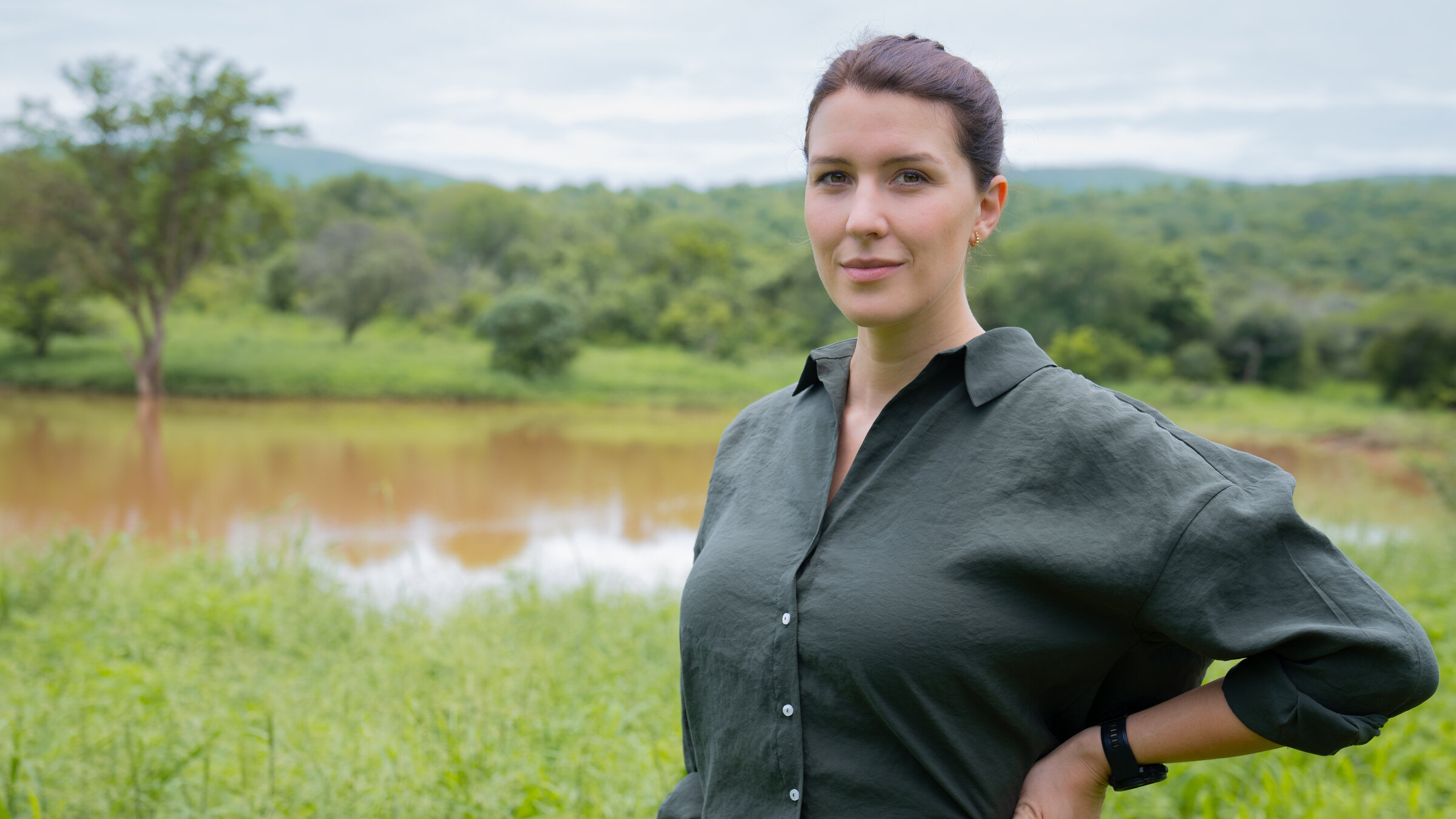 "Terra X: Faszination Erde – mit Hannah Emde: Südafrika – Das umkämpfte Paradies": Hannah Emde steht vor einem Wasserloch in Somkhanda in Südafrika.