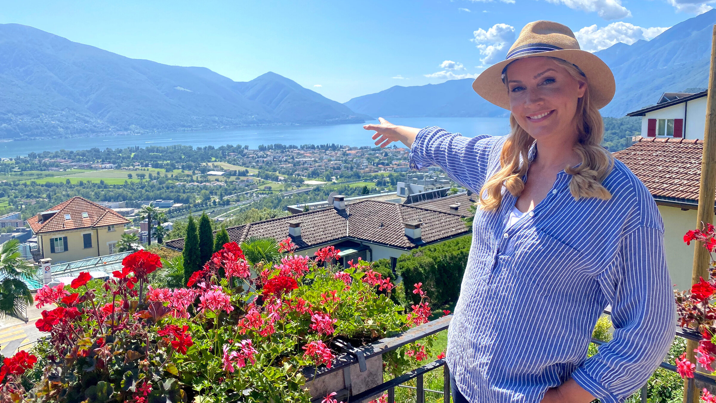 "Lago Maggiore - Berge, See, Dolce Vita": Judith Rakers auf Balkon vor dem Lago Maggiore.