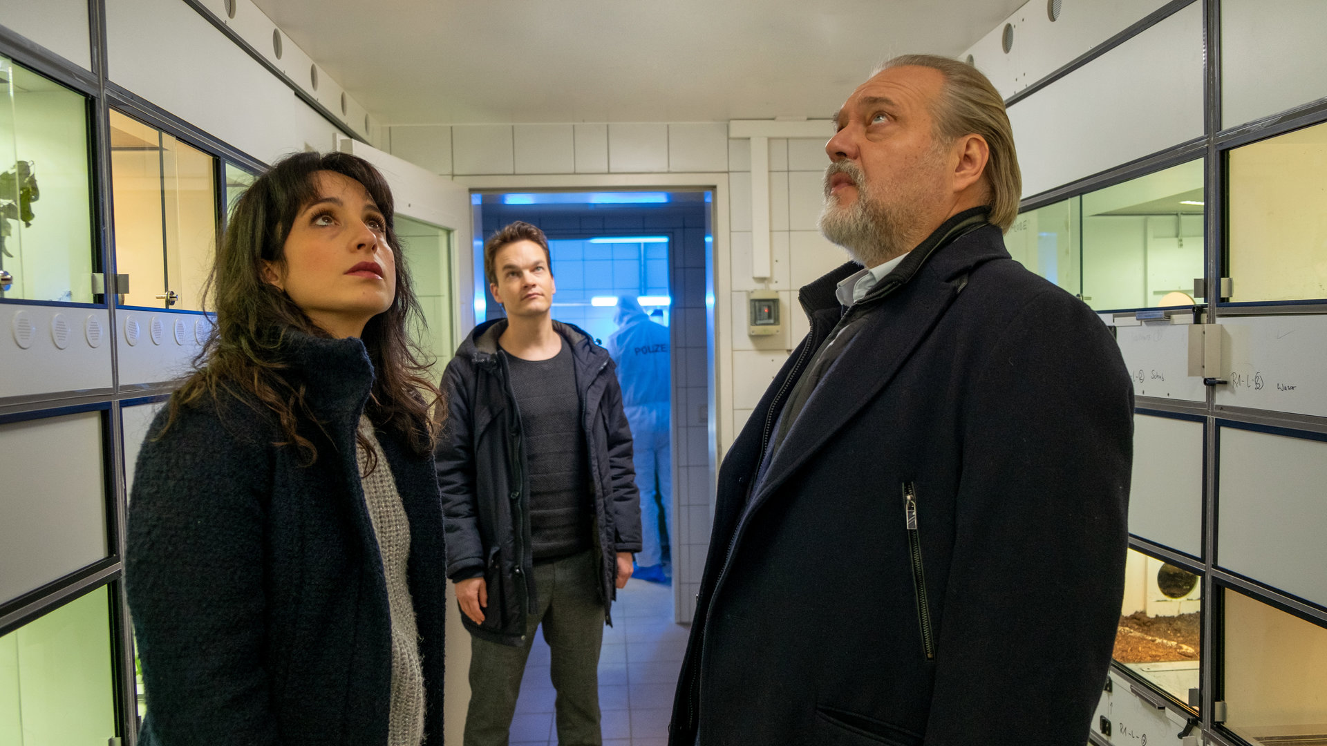 "Der Alte - Vergiftete Freundschaft": Annabell Lorenz (Stephanie Stumph), Tom Kupfer (Ludwig Blochberger), Richard Voss (Jan Gregor Kremp), schauen sich am Tatort um.