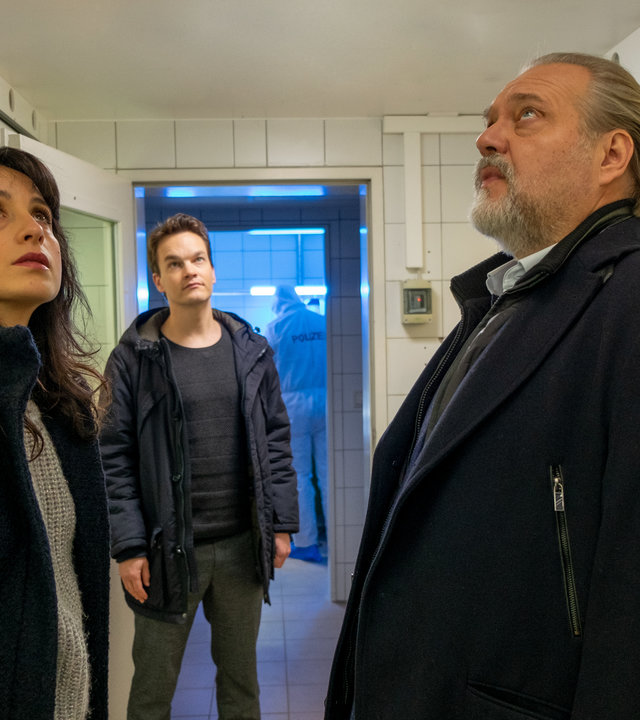 "Der Alte - Vergiftete Freundschaft": Annabell Lorenz (Stephanie Stumph), Tom Kupfer (Ludwig Blochberger), Richard Voss (Jan Gregor Kremp), schauen sich am Tatort um.