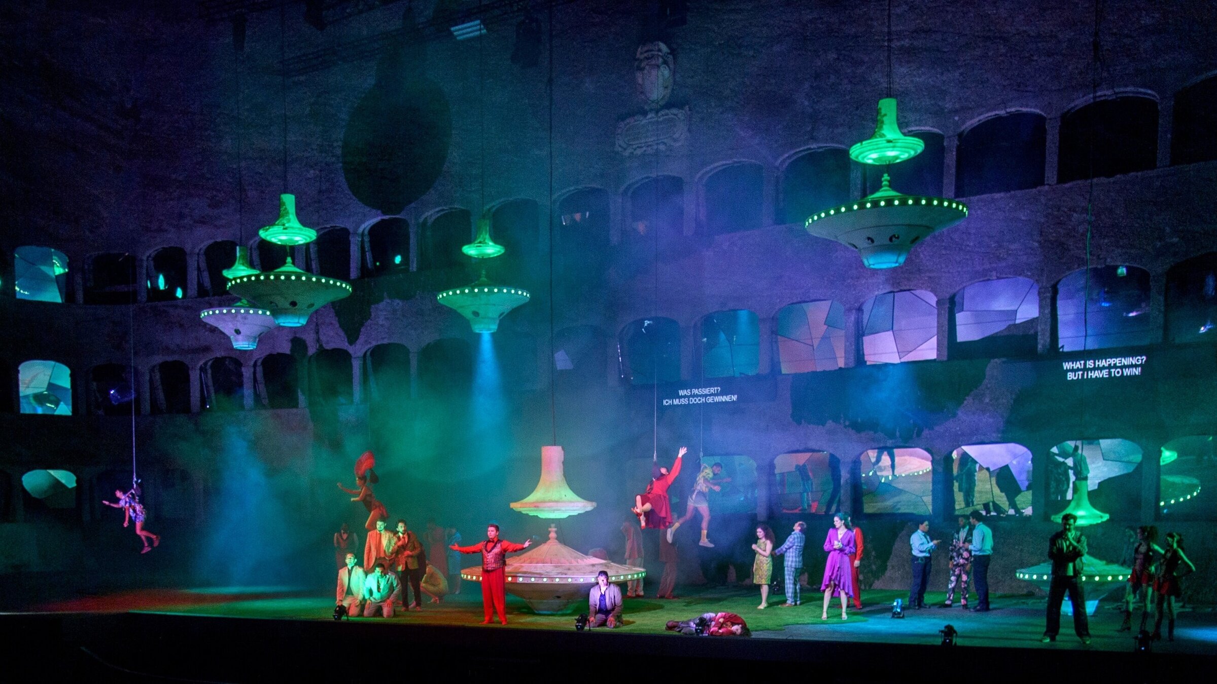 "Der Spieler": Samuel Stopford (Erster Croupier), Sean Panikkar (Alexej Iwanowitsch, Hauslehrer der Kinder des Generals), Asmik Grigorian (Polina, Stieftochter des Generals), Ensemble.