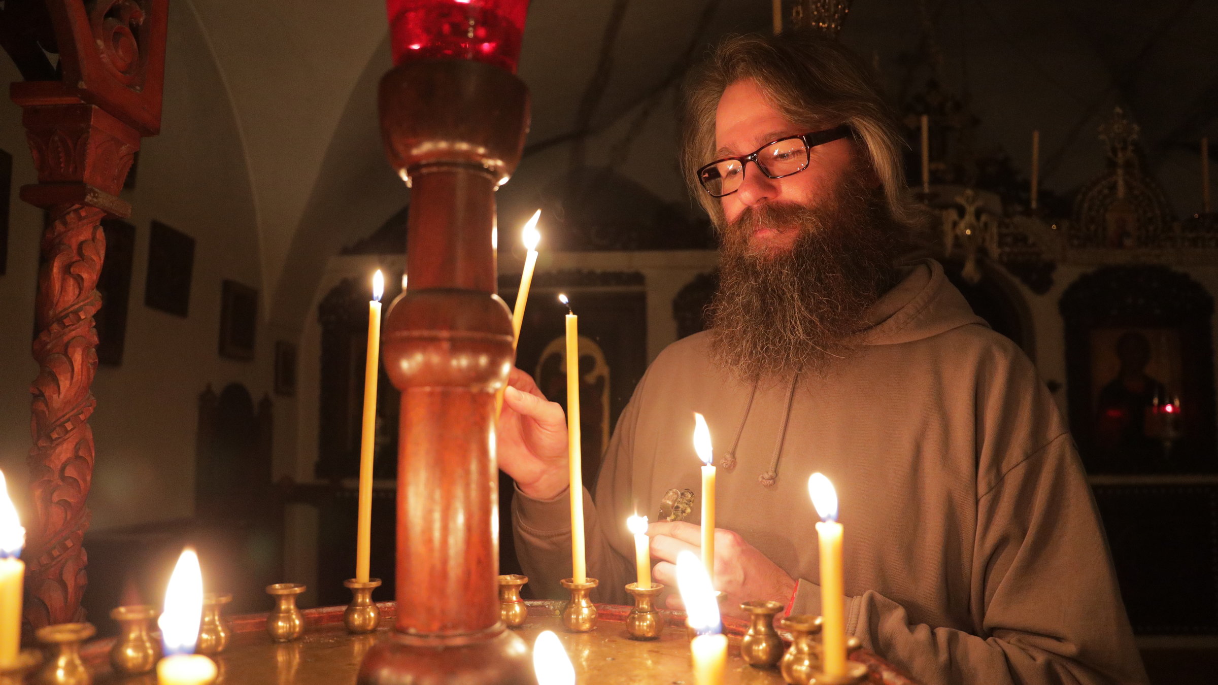 "Sehnsuchtsort Kloster - Von Menschen auf der Suche": Axel Fiegler zündet Kerzen in der byzantinischen Kapelle an.