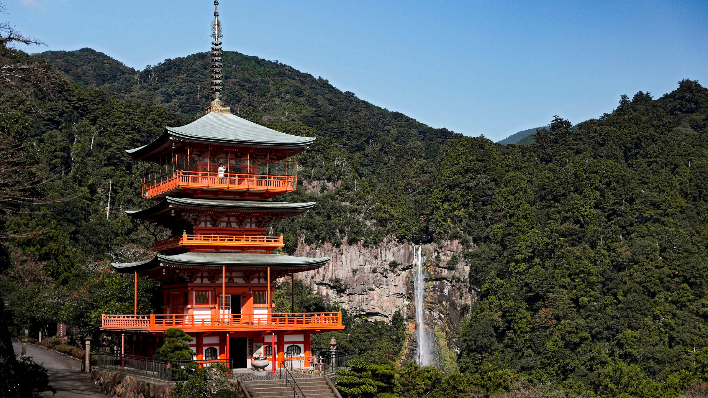 "Japan erleben": In der Präfektur Wakayama befindet sich der Wanderweg Kumano Kodo, Japans ältester Pilgerweg, und auch der Nachi-Wasserfall.