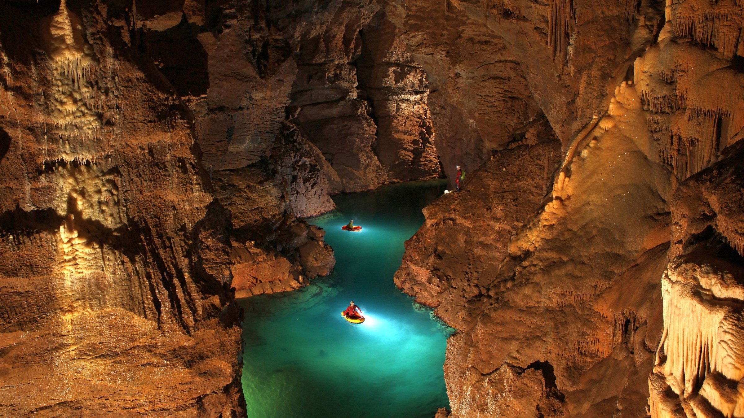 "Terra Xpress – Faszination Höhlen und die Geheimnisse der Unterwelt": Umgeben von Gestein ist die sogenannte "Blauhöhle" zu sehen. Auf dem türkisblauen Wasser sind zwei gelbe Kajaks zu erkennen.