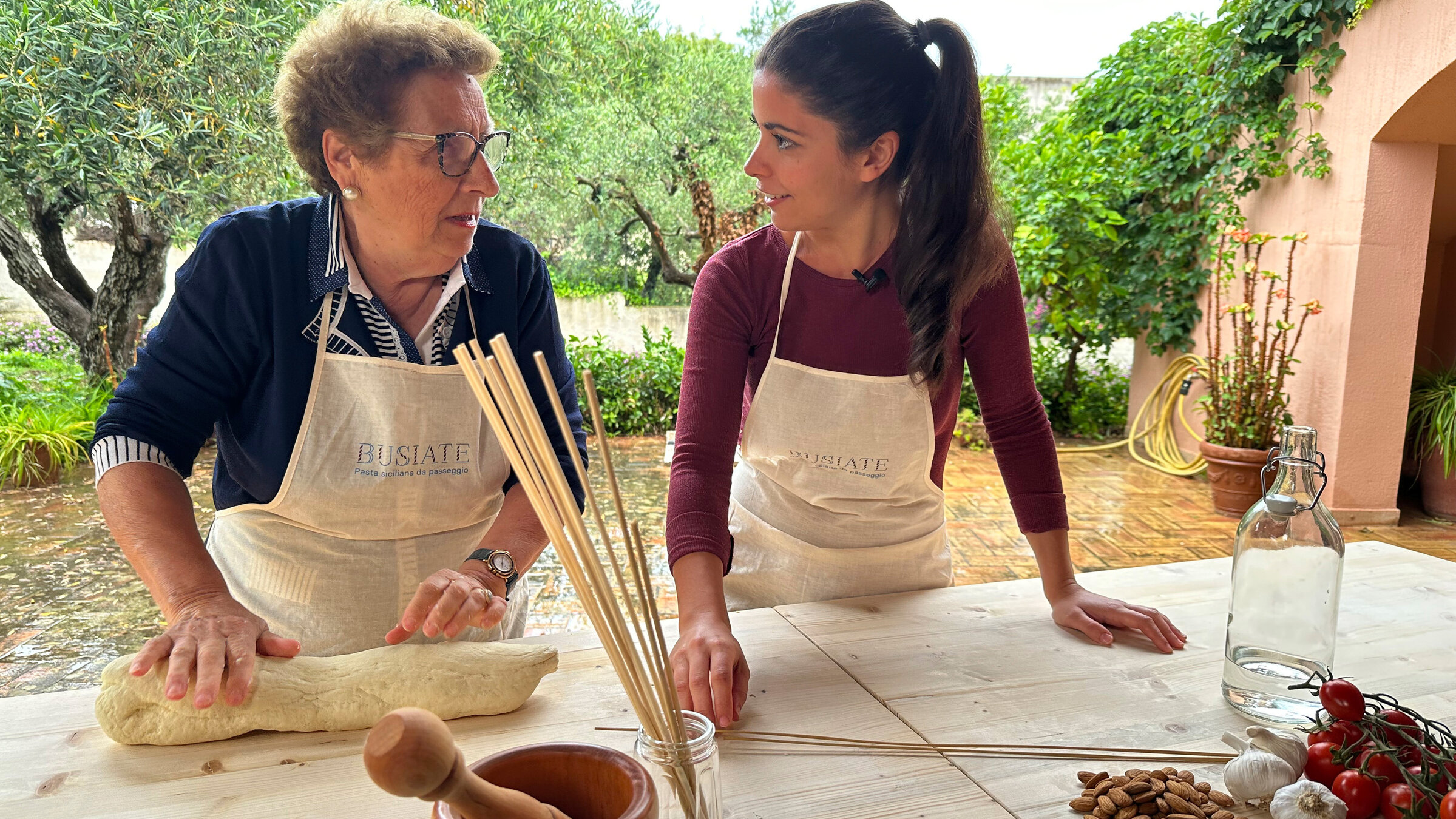 "Sizilien genießen": Nonna Albina (li.) zeigt Serena Loddo wie Busiate, eine traditionelle sizilianische Nudelsorte, gemacht werden.