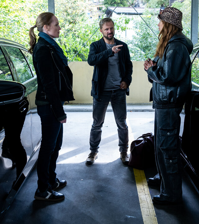 "Der Geier - Freund oder Feind": Franziska Conte (Julia Koch), Lukas Geier (Philipp Hochmair) und Rebecca Wohlfahrt (Lilja van der Zwaag) stehen zusammen in einem Parkhaus zwischen zwei parkenden Autos und unterhalten sich über den Einsatz.