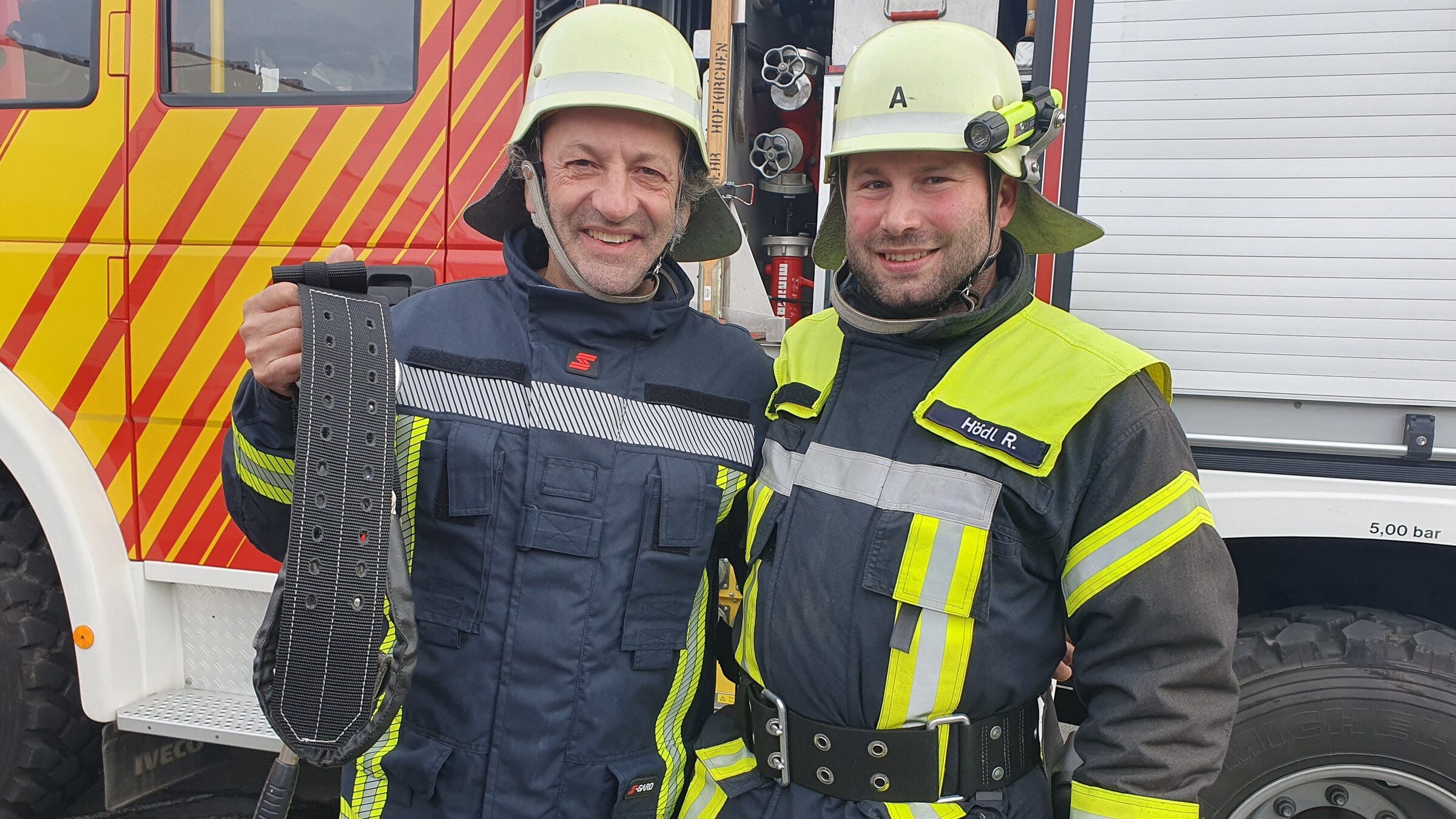 "Der Schmidt Max auf der Suche - nach dem Miteinander": Von links: Schmidt Max und Feuerwehrmann René Hödl von der Freiwilligen Feuerwehr Hofkirchen.