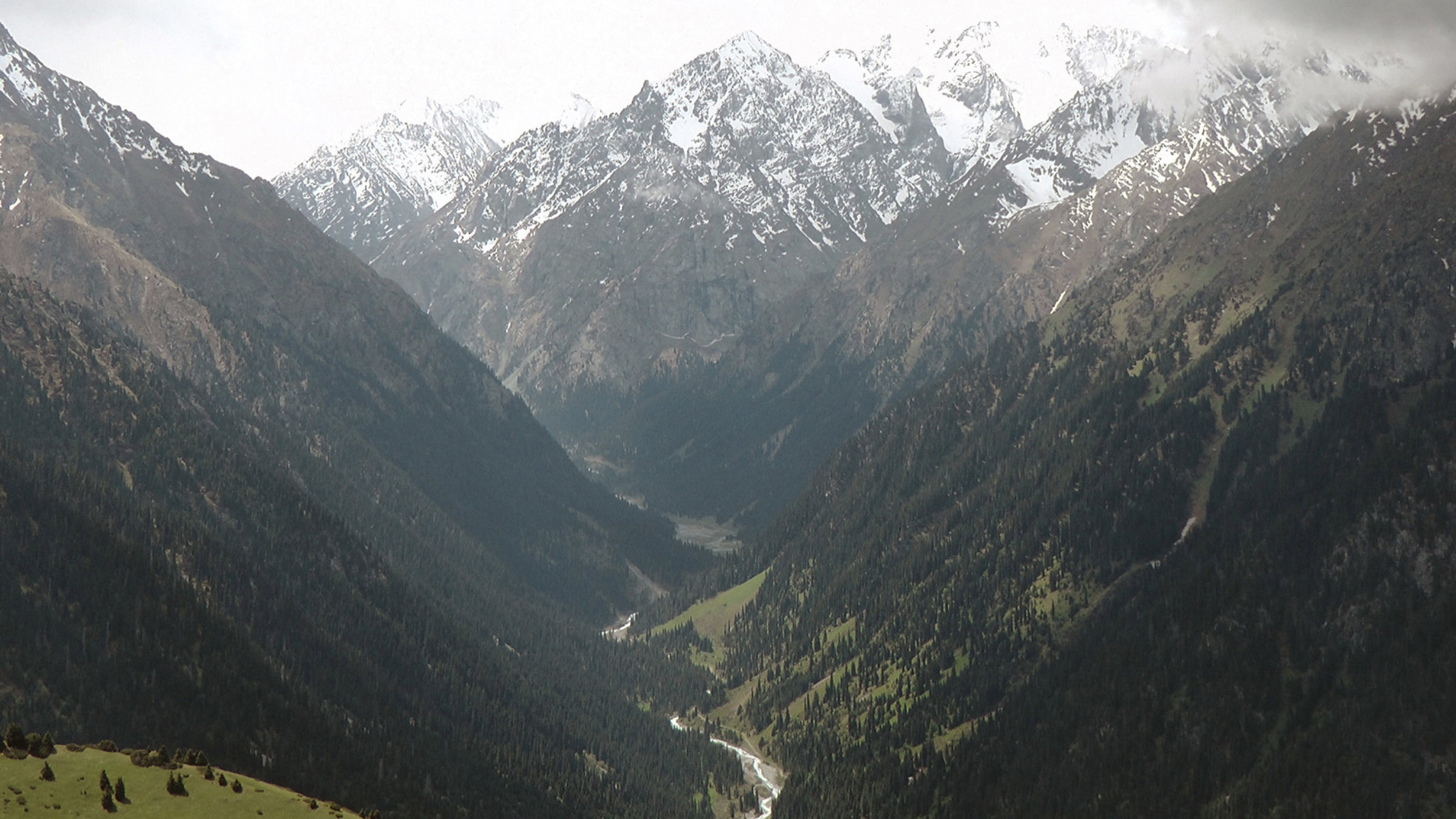 "Seen auf dem Dach der Welt, der Yssykköl in Kirgistan" - Schneebedeckte Gipfel am Yssyköl in Kirgistan.