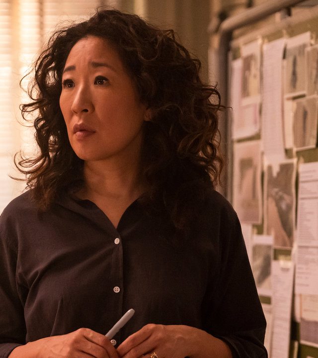 "Killing Eve – Post aus Amsterdam": Eve (Sandra Oh) steht vor einer Pinnwand voller Zettel und schaut nachdenklich in die Ferne.