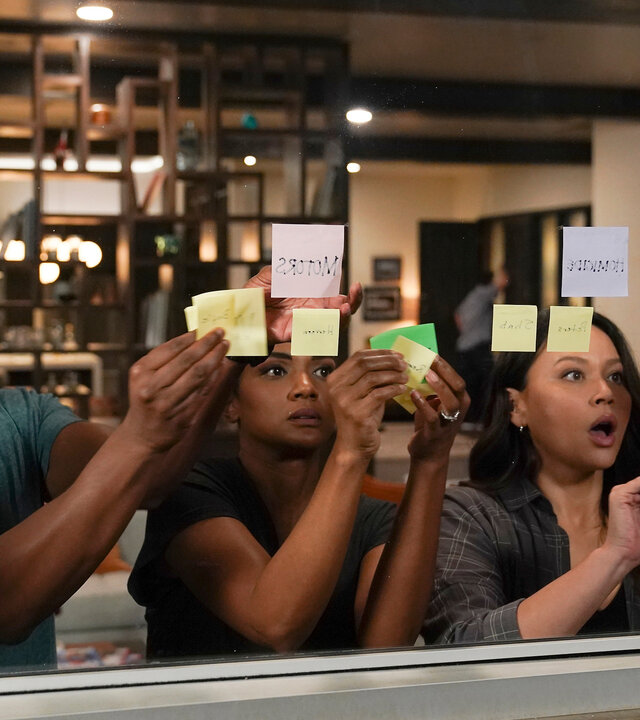 "The Rookie - Daddy Cop": Hektisch ziehen Bobby (Brandon Black), Nyla Harper (Mekia Cox), Lucy (Melissa O'Neil) und Angela Lopez (Alyssa Diaz) bunte Notizzettel von der Innenseite einer Fensterscheibe ab.