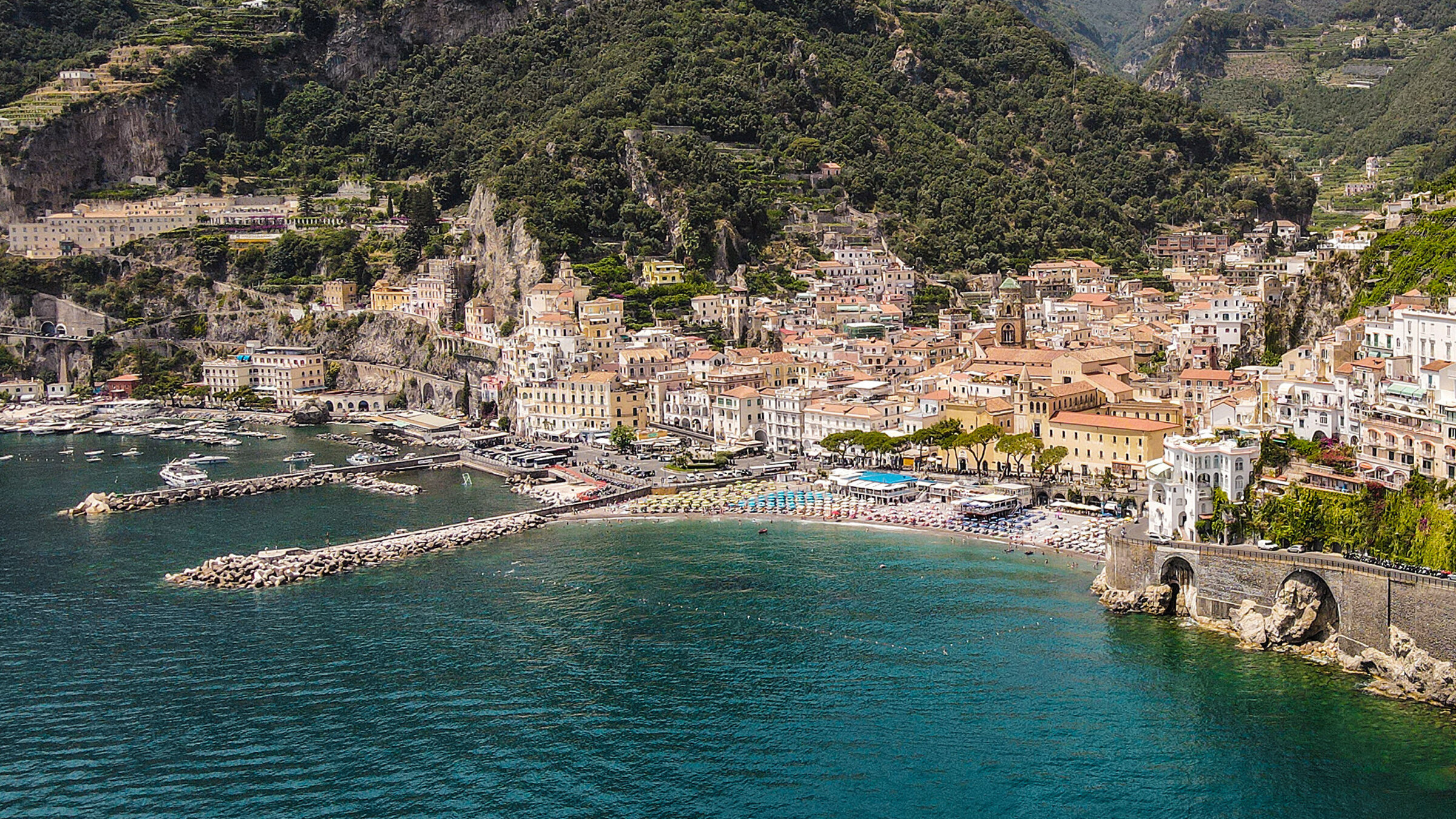 "Roadtrip durch Süditalien": Ein Roadtrip durch Süditalien führt Sarazar und seine Freunde Benni und Max auch an die traumhafte Amalfiküste.