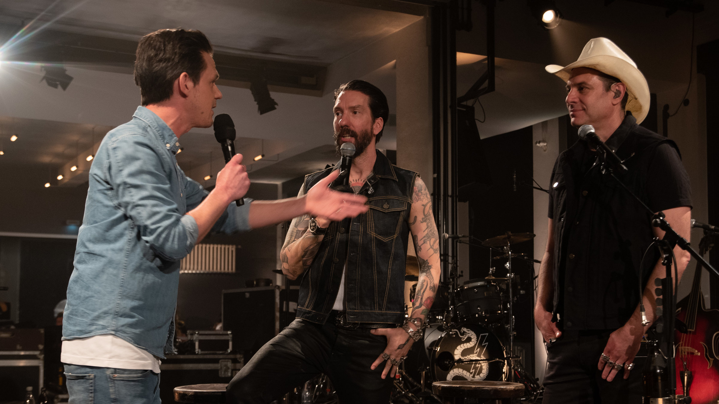 "Pop Around @ Bauhaus: The BossHoss": Die beiden Männer von BossHoss stehen auf der Bühne und werden von Moderator Jo Schück interviewt.