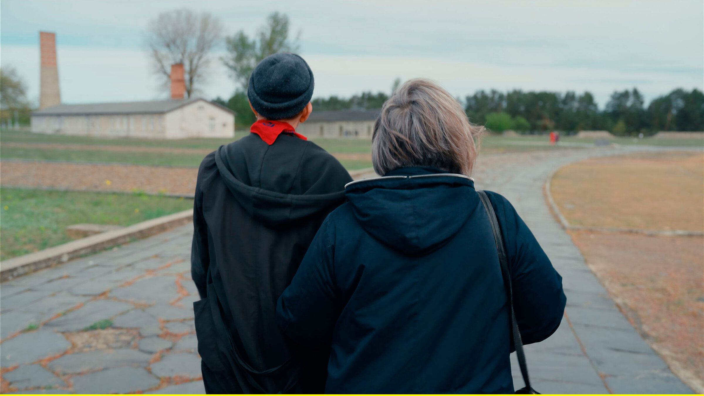 Marjolein Snep (r.) und George Saxon in der Gedenkstätte Sachsenhausen.