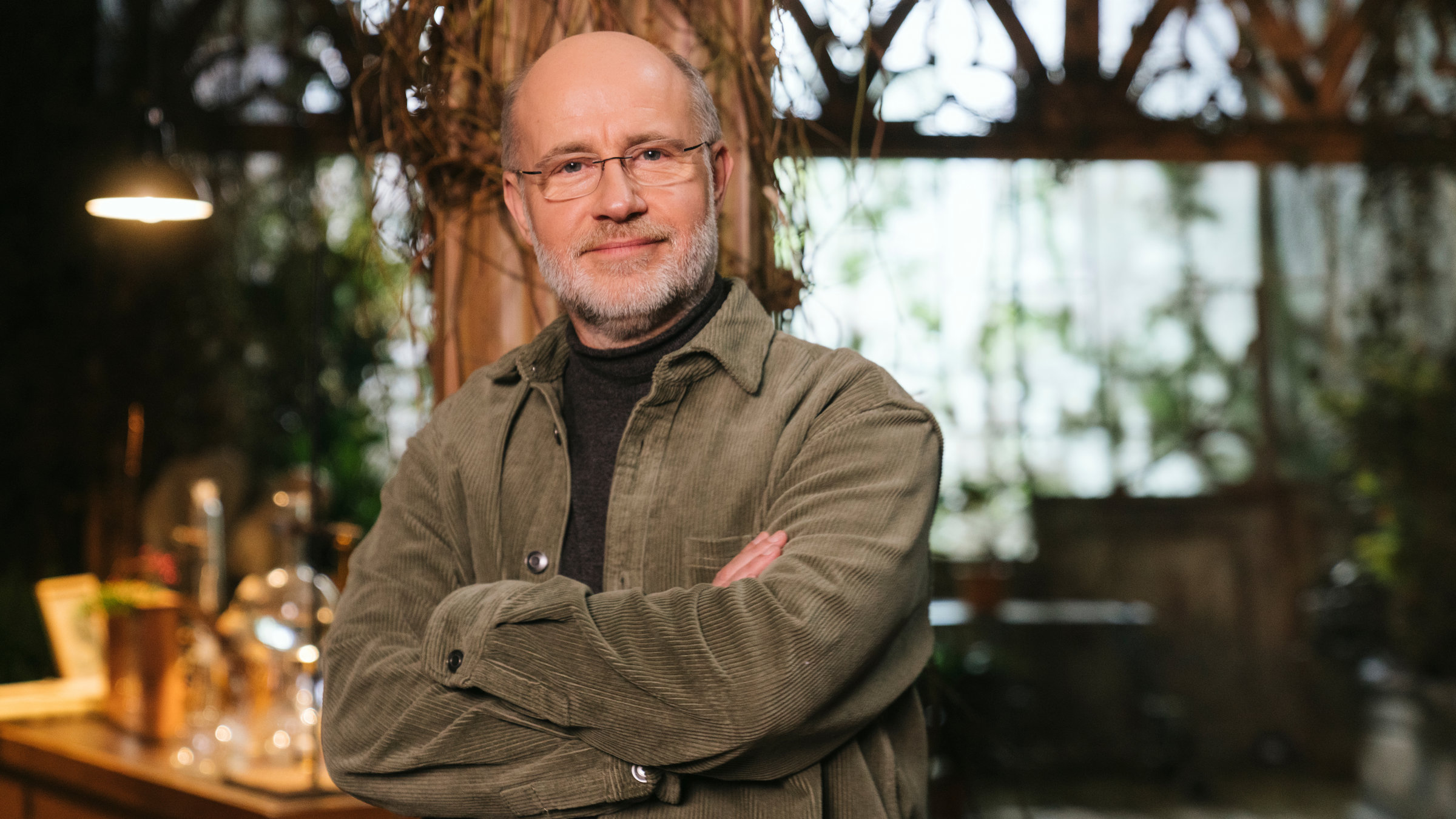 "Terra X: Supercodes - Die geheimen Formeln der Natur - Unsichtbare Kräfte": Harald Lesch im Cordhemd mit verschränkten Armen.