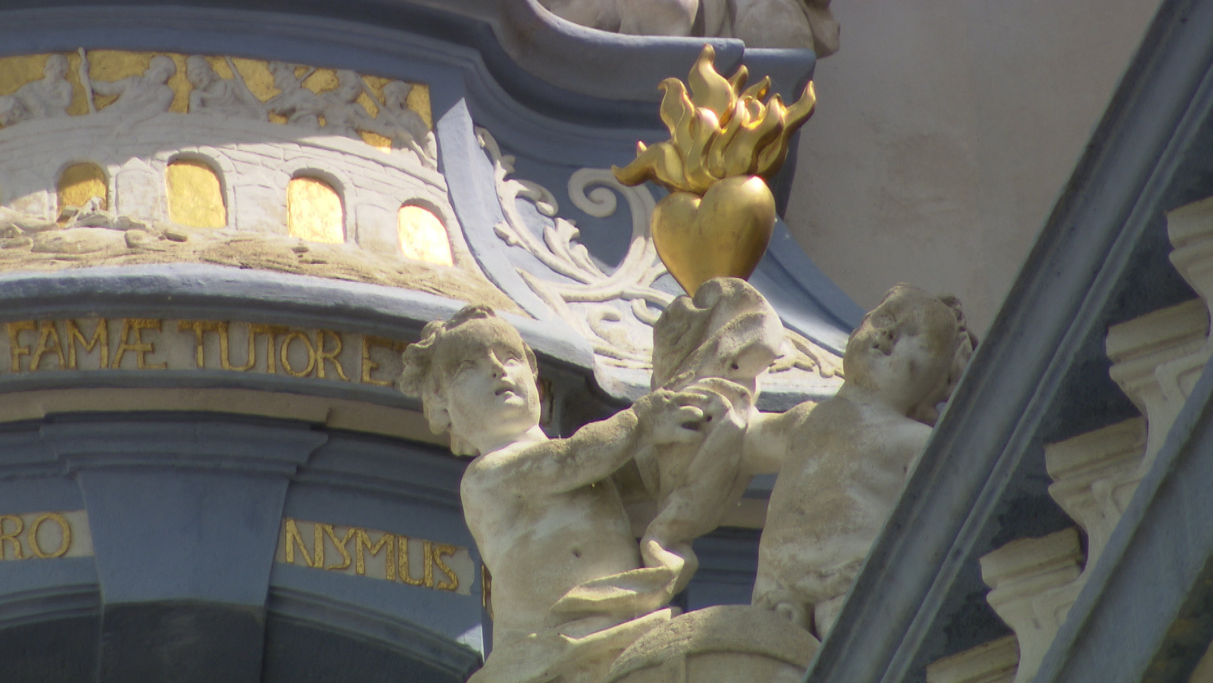 "Barockjuwel an der Donau - Stift Dürnstein in der Wachau": Detail in der Stiftskirche Dürnstein: Zwei Putten halten ein Herz.