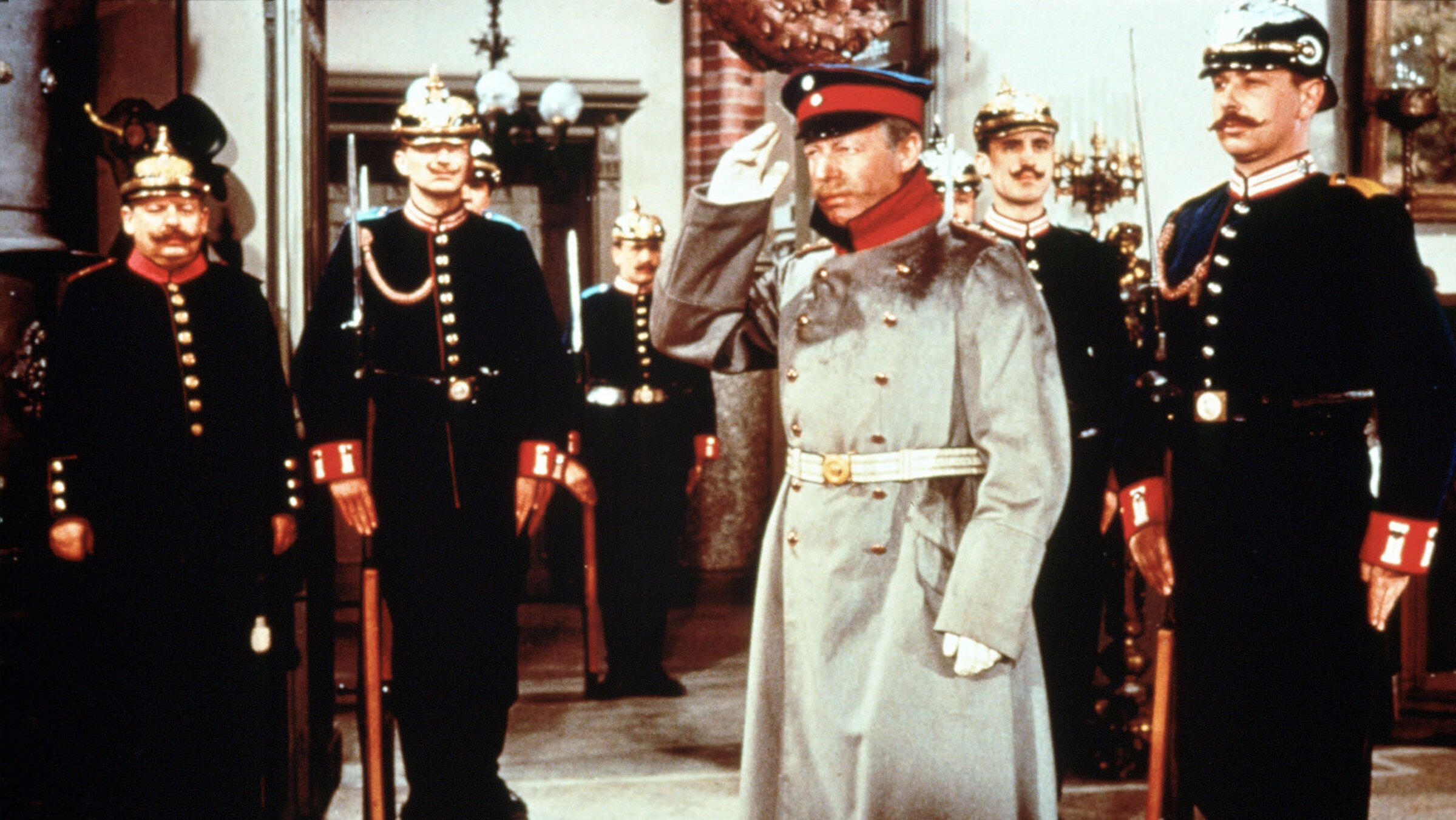 Wilhelm Voigt (Heinz Rühmann, 3. v. re.) hat mit zwei Gefreiten und 14 Mann das Rathaus von Köpenick besetzt.