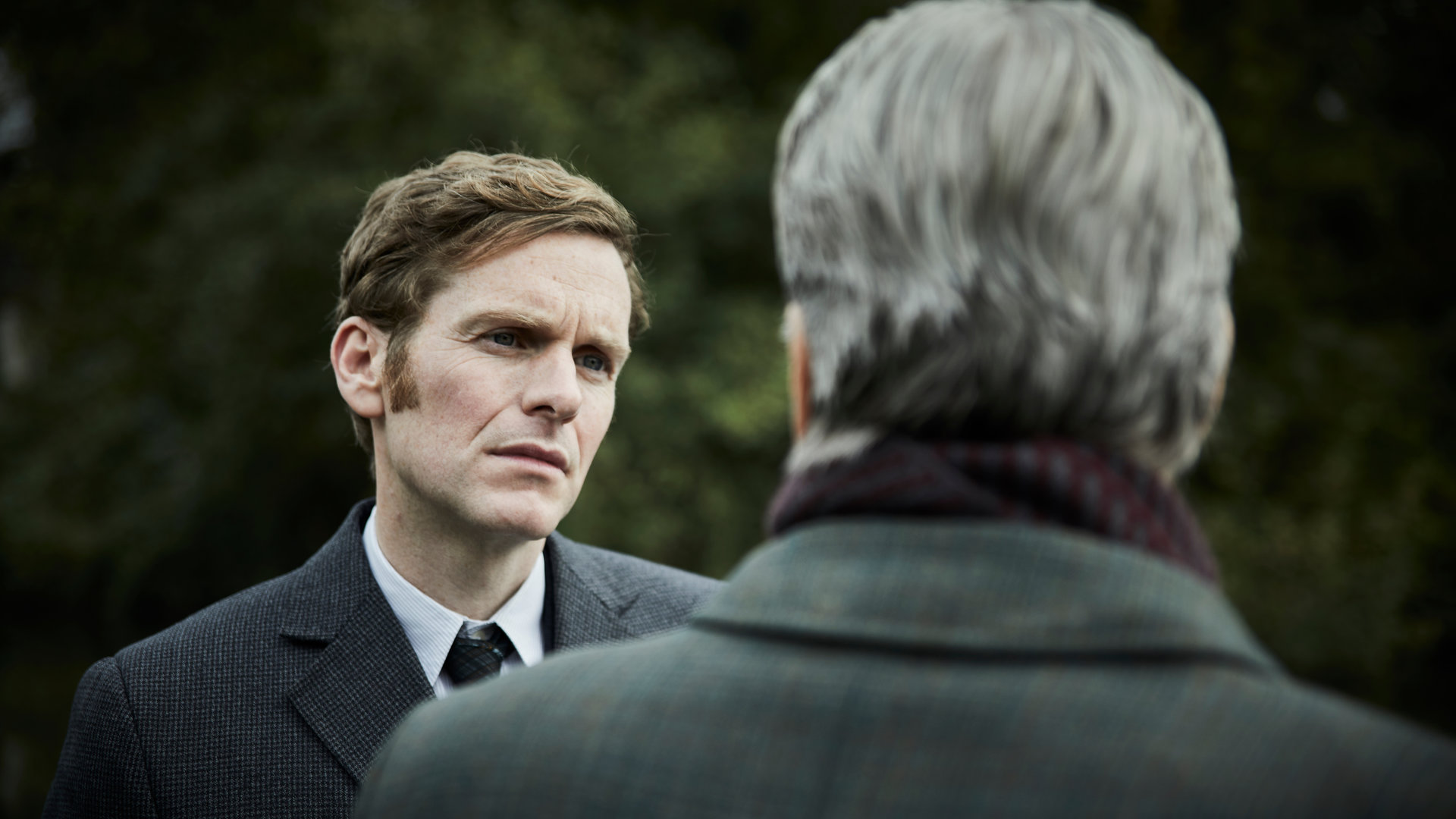 "Der junge Inspektor Morse - Wolfskopf": Endeavour Morse (Shaun Evans) steht Fred Thursday (Roger Allam) gegenüber und blickt diesen herablassend an.