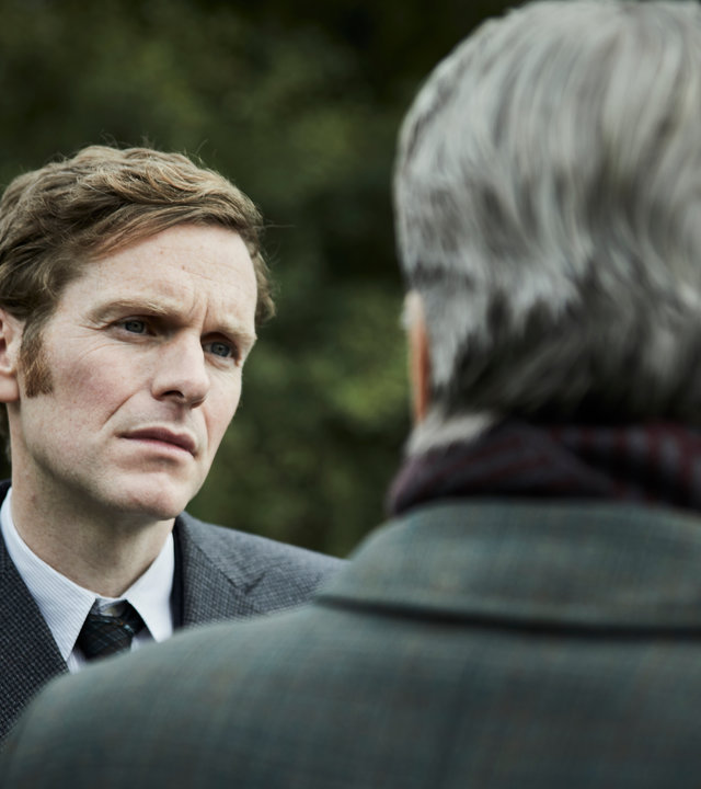 "Der junge Inspektor Morse - Wolfskopf": Endeavour Morse (Shaun Evans) steht Fred Thursday (Roger Allam) gegenüber und blickt diesen herablassend an.