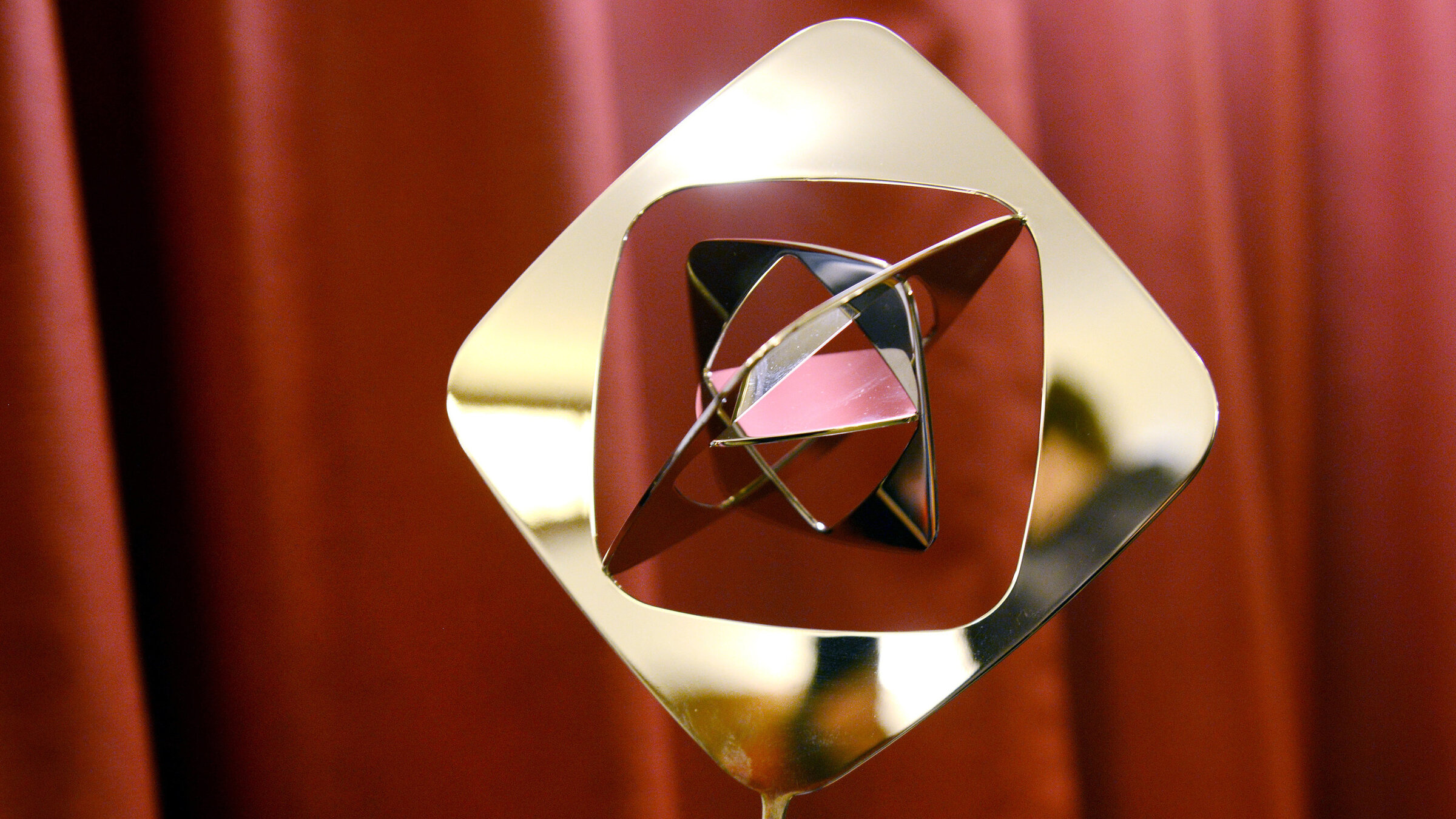 "Verleihung des 59. Grimme-Preises 2023": Auf dem Bild ist der Grimme-Preis zu sehen, auf dem Bild eine goldene Auszeichnung. Der Preis steht vor einem roten Samt-Vorhang und ist das Zentrum des Bildes.