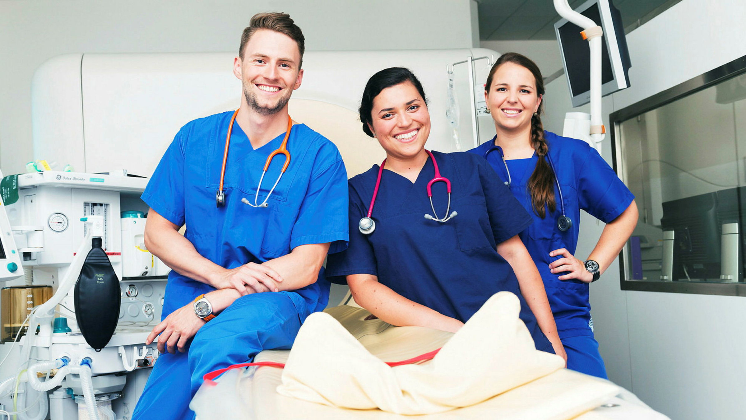 "Tierärztin 24/7 (4/4) - Gaby muss unters Messer": Die drei jungen Tierärzte William, Eléonore und Gwennaëlle kommen frisch von der Uni. Jetzt müssen sie sich im Berufsalltag beweisen.