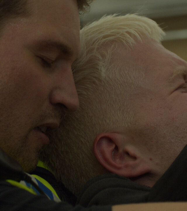 "Notruf Hafenkante - Kalter Entzug": Großaufnahme: Die Gesichter des Polizisten Nick Brandt (Raúl Richter) und seines Halbbruders Finn (Antonije Stankovic) liegen eng beieinander. Nick steht hinter Finn. Er hat seine Arme um ihn gelegt. Finns Augen sind geschlossen er scheint zu weinen, Nicks Augen sind ebenso geschlossen.
