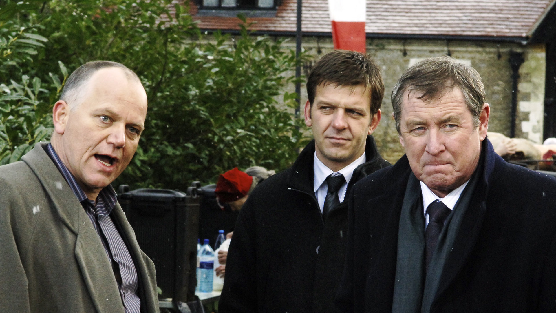 "Inspector Barnaby - Mit Gift und Guillotine": Filmproduzent Jack Braxton (Matthew Marsh) mit den Ermittlern DCI Tom Barnaby (John Nettles) und seinem Assistenten Ben Jones (Jason Hughes) am Filmset.