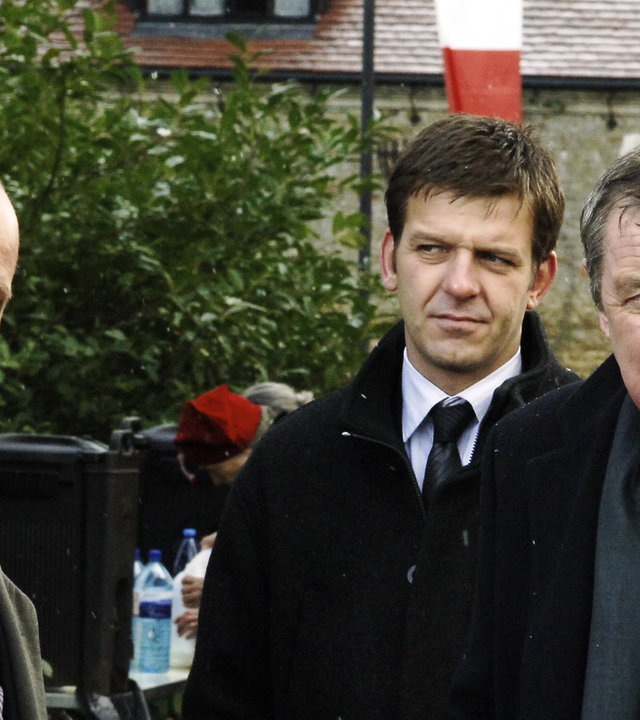 "Inspector Barnaby - Mit Gift und Guillotine": Filmproduzent Jack Braxton (Matthew Marsh) mit den Ermittlern DCI Tom Barnaby (John Nettles) und seinem Assistenten Ben Jones (Jason Hughes) am Filmset.