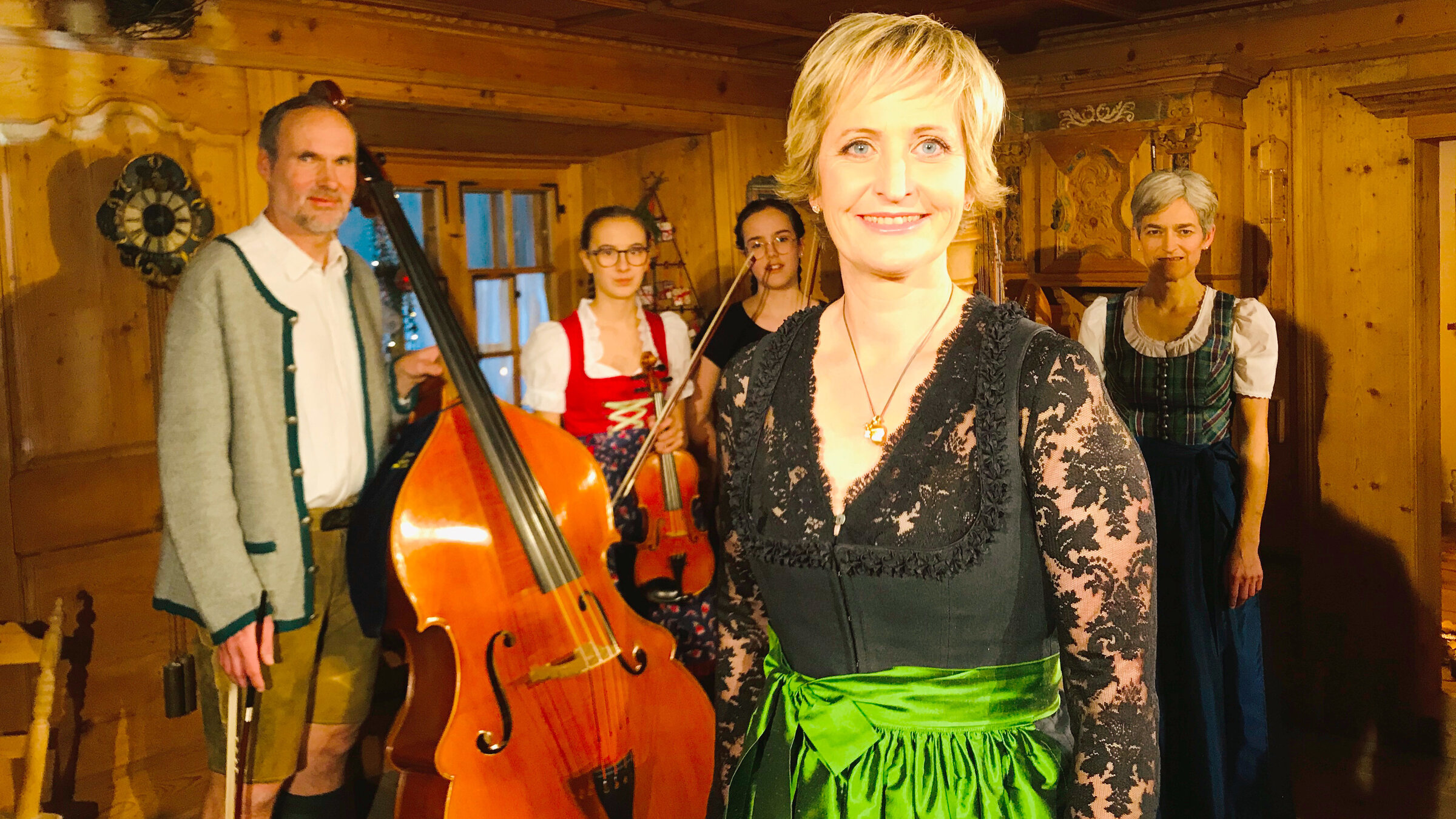 "Advent in Vorarlberg": Moderatorin Martina Köberle mit der Gruppe "Gigagoga" in der Monafonerstube des Heimatmuseums Schruns.