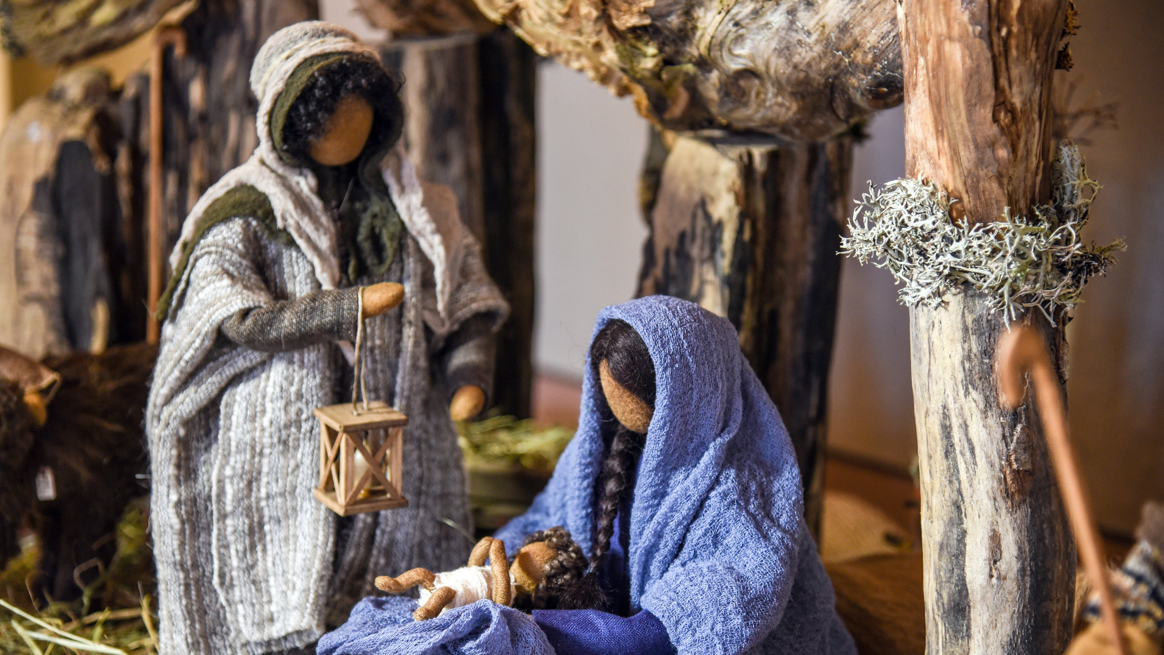 "Esel, Ochs' und Kind - Weihnachtskrippen in Europa": Im Kanton Bern in der Schweiz werden Krippen handgefertigt, die ihren besonderen Ausdruck durch Körperhaltung und Stoffe erlangen.