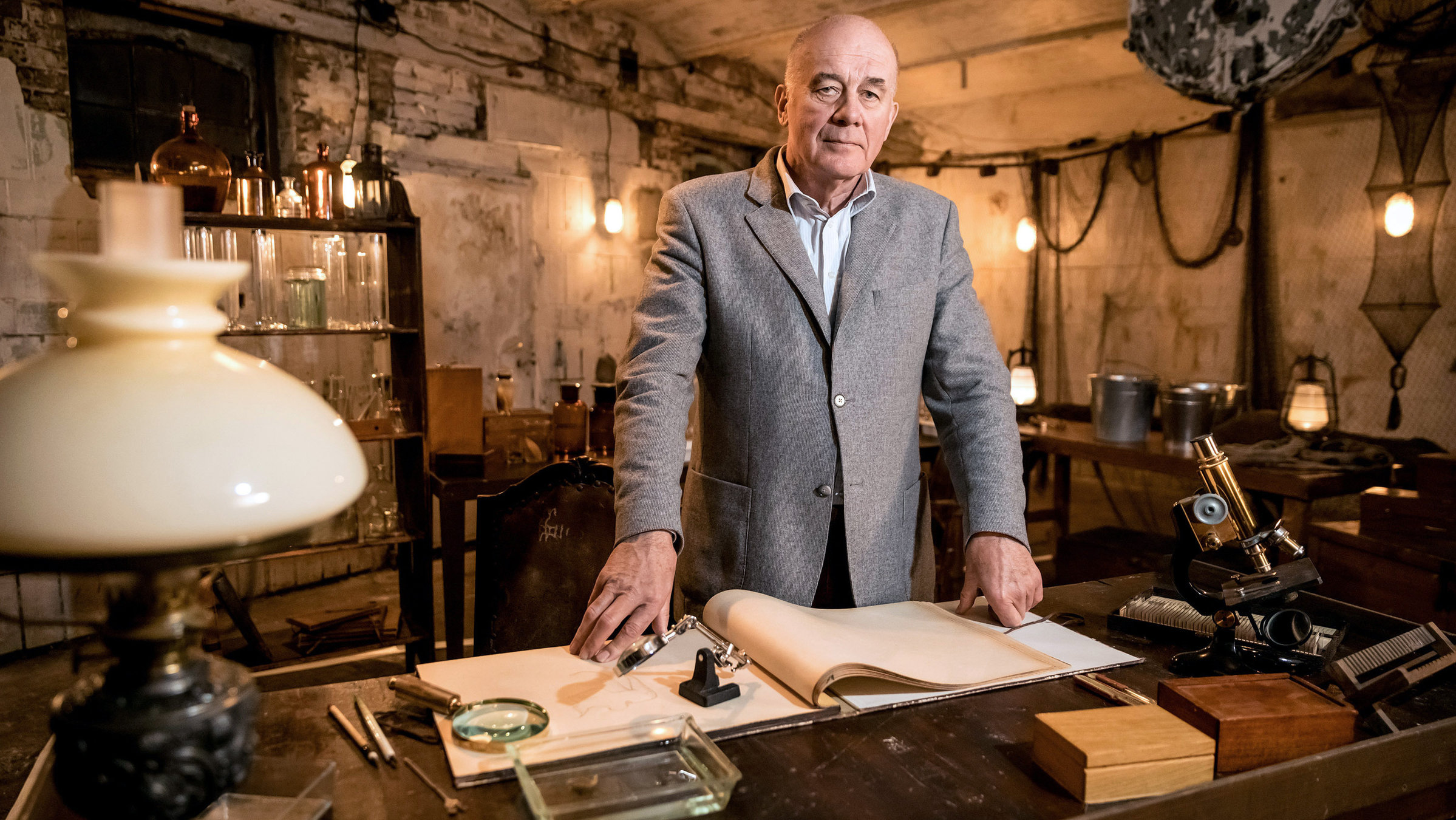 "Die Reise der Valdivia - die erste deutsche Tiefsee-Expedition": Der bekannte Filmschauspieler und Autor Hanns Zischler gibt dem Leipziger Universitätsprofessor und Leiter der Expedition Carl Chun seine Stimme und führt als Erzähler durch diesen Film.