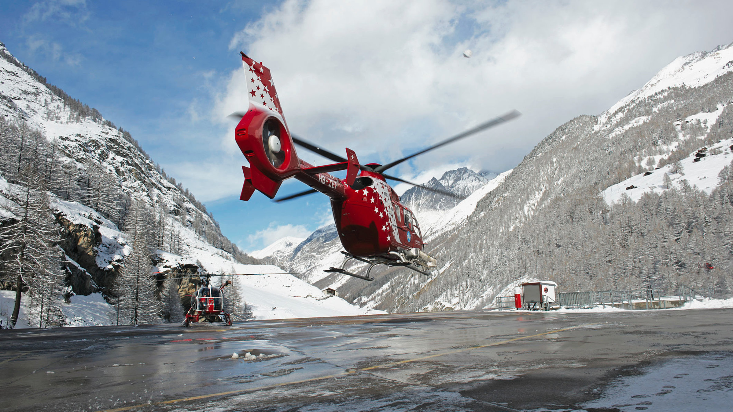 "Die Bergretter - Unterwegs mit der Air Zermatt - Notruf am Matterhorn": Die Ecofox: Der Helikopter, der wie eine Notfallstation ausgerüstet ist, hebt von der Basis ab.
