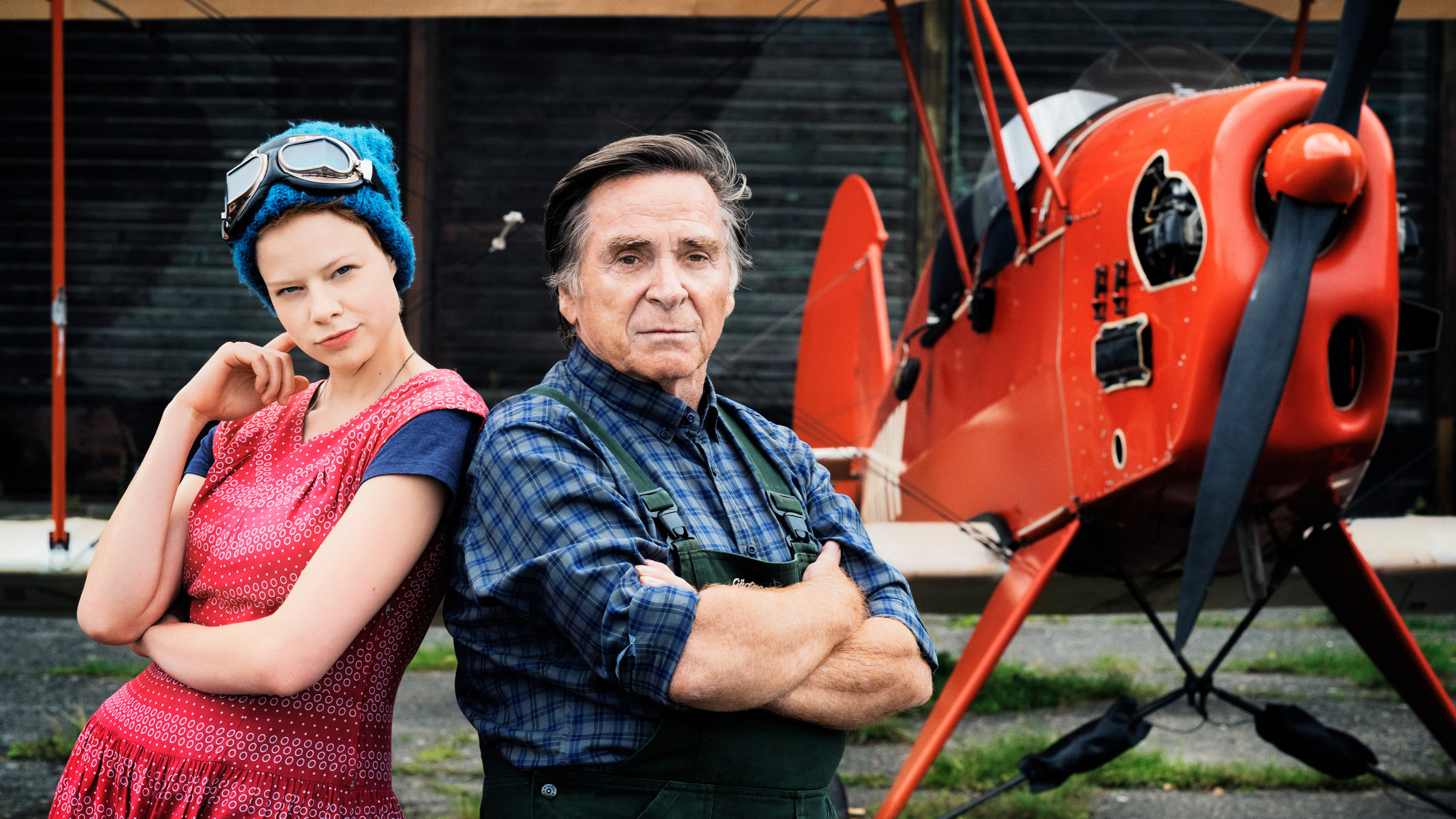 "Grüner wird's nicht, sagte der Gärtner und flog davon": Die rebellische Gutsherrentochter Philomena (Emma Bading) und der bodenständige Gärtner „Schorsch“ Kempter (Elmar Wepper) sind ein ungleiches Gespann.