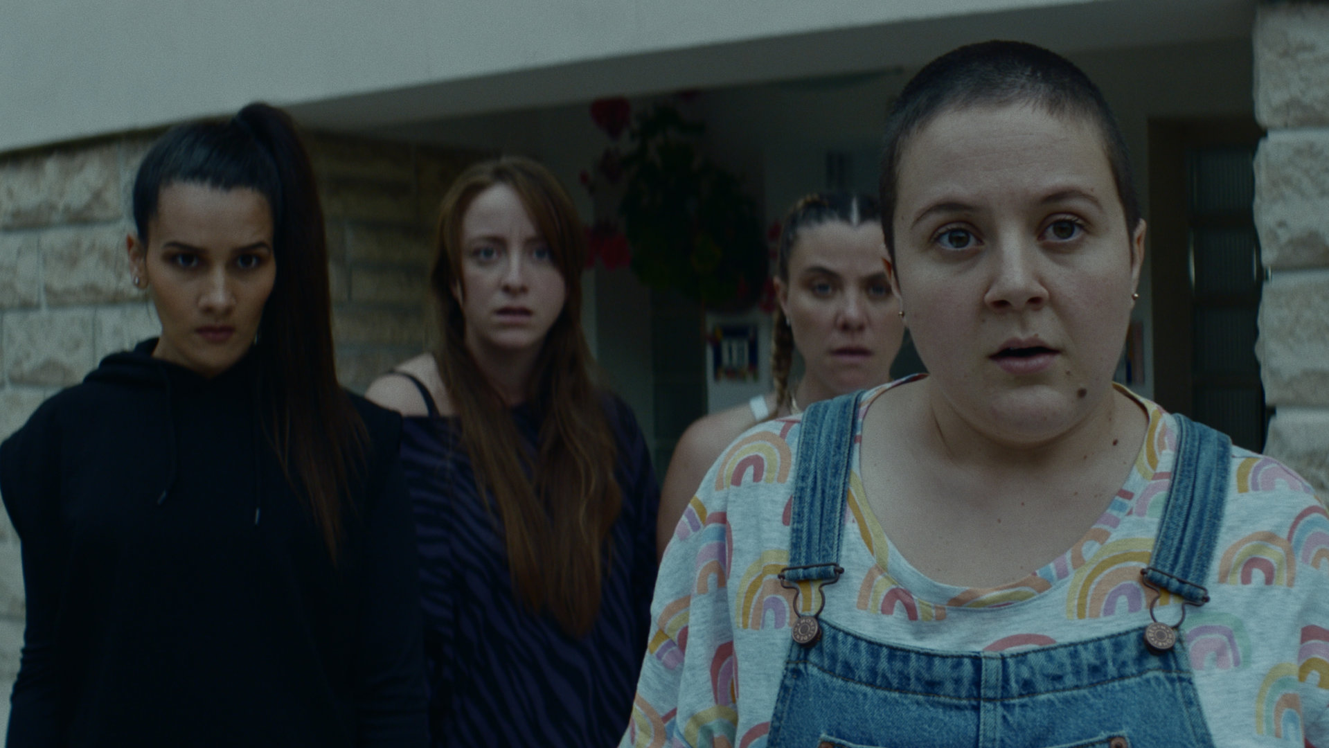 "Derby Girl - Alles im Eimer": Allison (Myra Bitout), Booby (Allison Chassagne), Mother (Sophie-Marie Larrouy) und MJ (Salomé Diénis Meulien) stehen vor einem Haus und schauen traurig in die Ferne.
