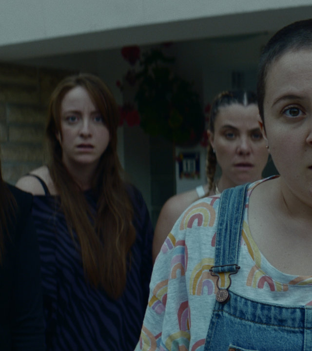"Derby Girl - Alles im Eimer": Allison (Myra Bitout), Booby (Allison Chassagne), Mother (Sophie-Marie Larrouy) und MJ (Salomé Diénis Meulien) stehen vor einem Haus und schauen traurig in die Ferne.