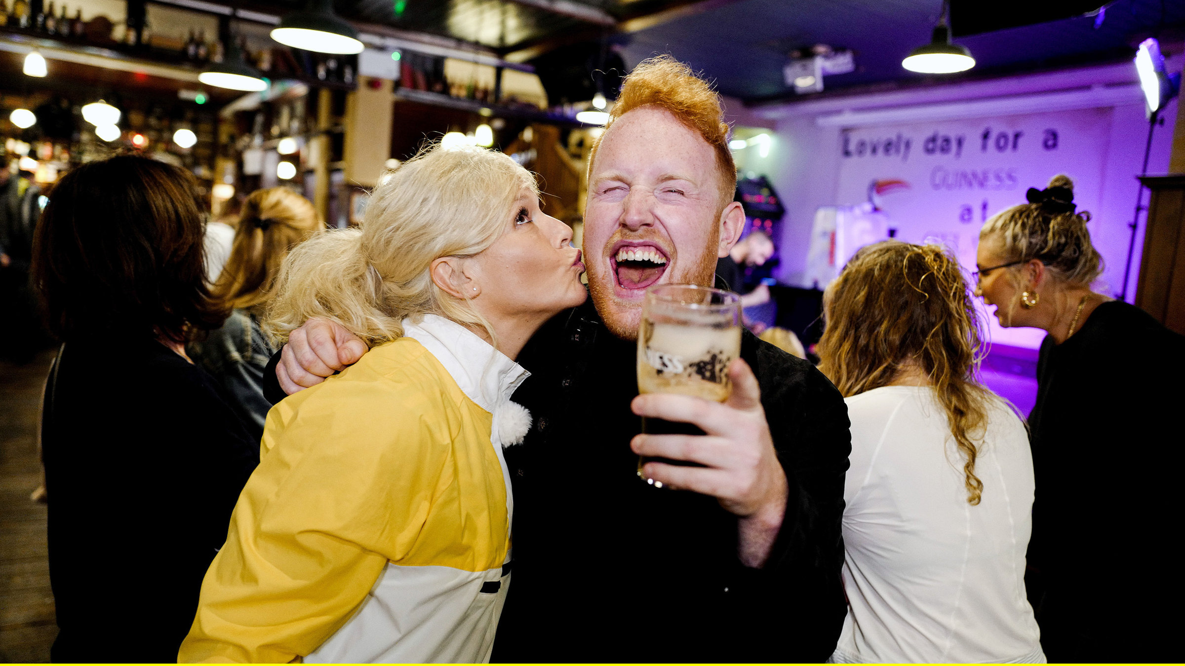 "Inas Reisen - Dublin": Gute Stimmung im Pub zusammen mit Sänger Gavin James. Das Bier schmeckt auch in Dublin.