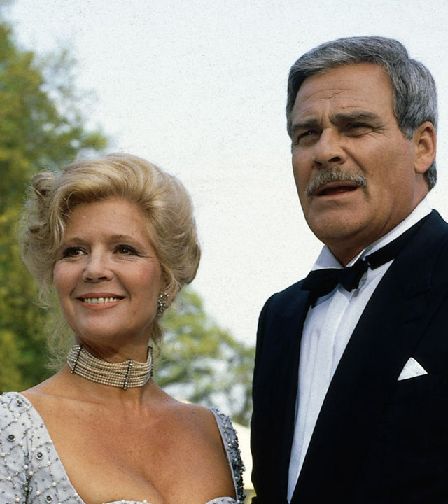 "Das Erbe der Guldenburgs - Die goldene Kette": Martin Graf von Guldenburg (Karl Heinz Vosgerau) und seine Ehefrau Christine Gräfin von Guldenburg (Christiane Hörbiger) stehen nebeneinander und schauen in die Ferne.