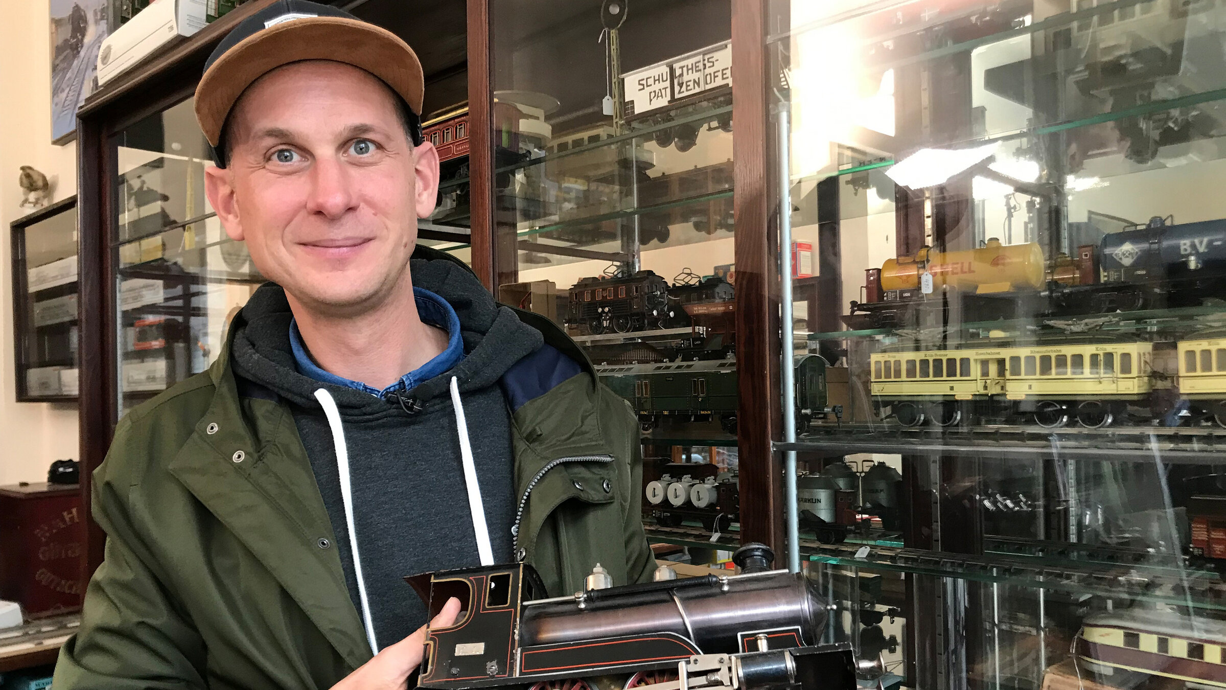 "Von Puppen und Eisenbahnen": Die Aura alter Blech-Eisenbahnen und Puppen weckt die Sehnsucht nach einer heilen Welt. Mindestens zu Weihnachten wurden die schönsten Stücke vom Dachboden geholt und ergänzt. Nichts kam weg. Darum schlummert auch heute noch vieles in Museen und bei privaten Sammlern. Einige dieser Menschen lernen wir näher kennen. Was sie eint, ist ungetrübte kindliche Leidenschaft. - Daniel Fleischhacker sammelt Blech-Eisenbahnen.